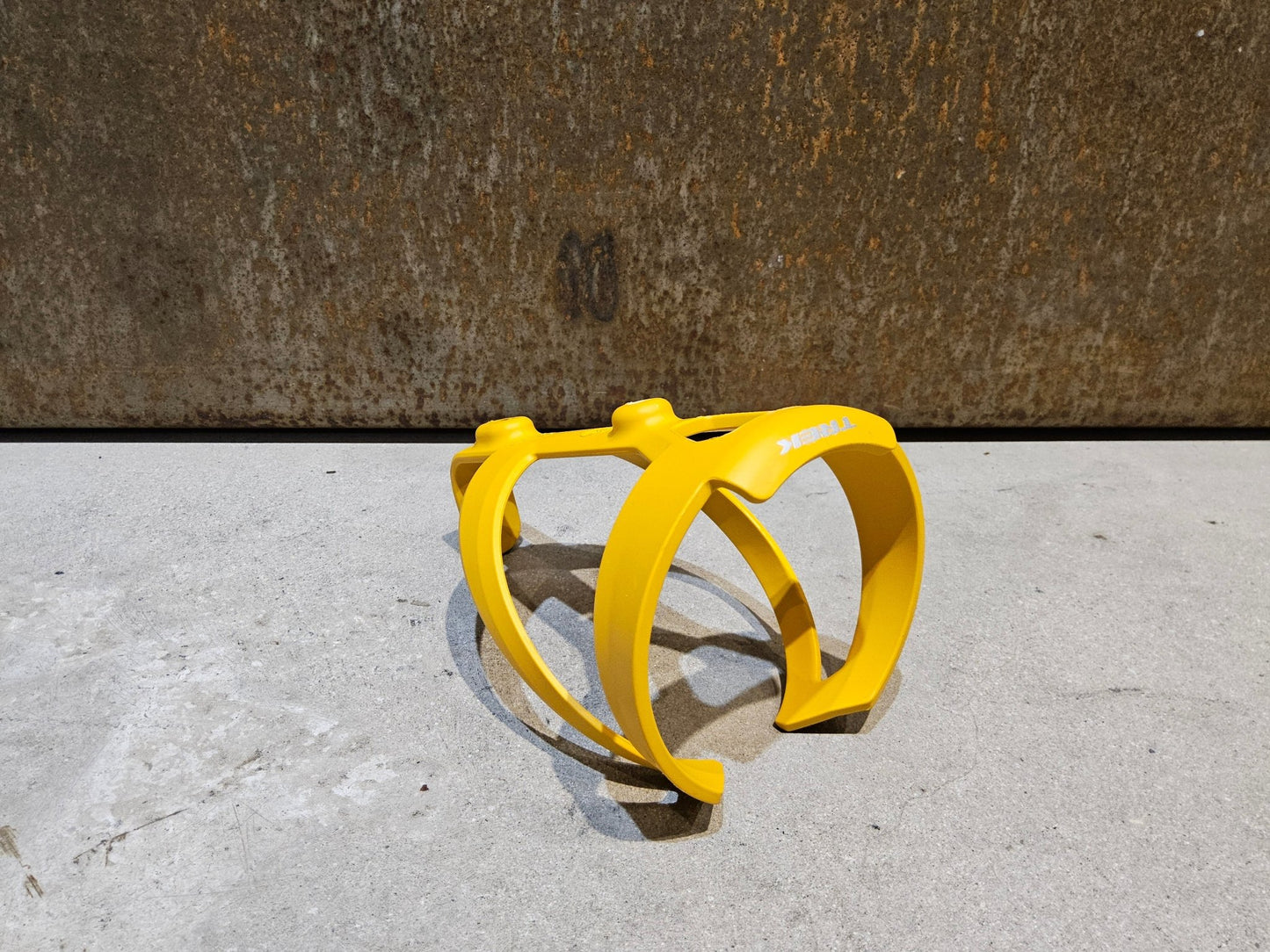 Trinkflaschen und Halter von Trek, TREK ELITE RECYCLED FLASCHENHALTER / BAJA YELLOW vor USEDBIKES - OB.DE Hintergrund