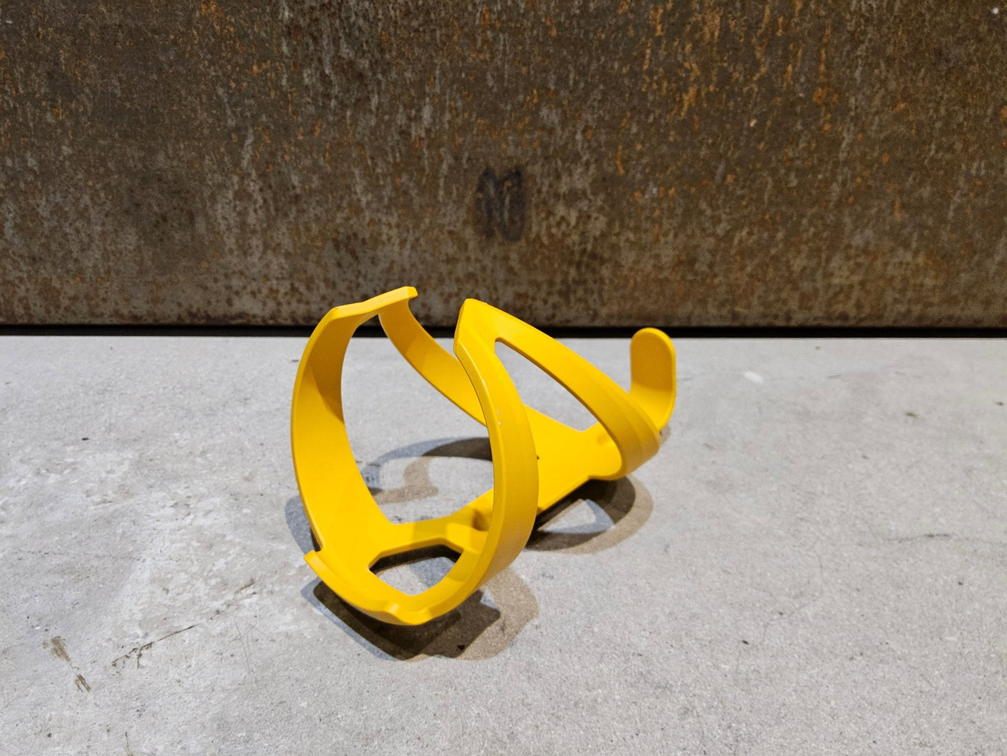 Trinkflaschen und Halter von Trek, TREK ELITE RECYCLED FLASCHENHALTER / BAJA YELLOW vor USEDBIKES - OB.DE Hintergrund