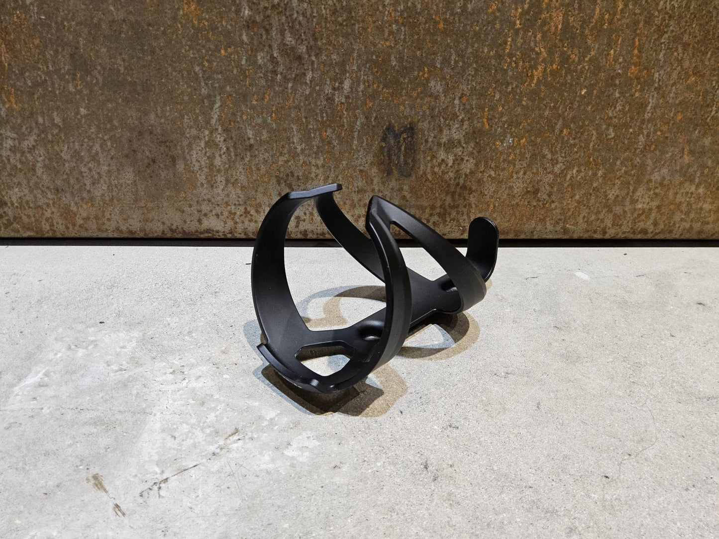 Trinkflaschen und Halter von Trek, TREK ELITE RECYCLED FLASCHENHALTER / BLACK MATT vor USEDBIKES - OB.DE Hintergrund