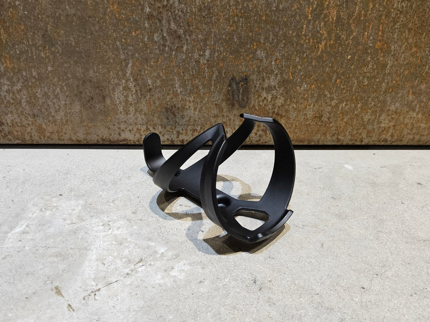 Trinkflaschen und Halter von Trek, TREK ELITE RECYCLED FLASCHENHALTER / BLACK MATT vor USEDBIKES - OB.DE Hintergrund