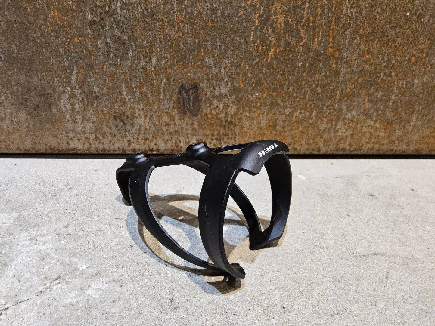 Trinkflaschen und Halter von Trek, TREK ELITE RECYCLED FLASCHENHALTER / BLACK MATT vor USEDBIKES - OB.DE Hintergrund