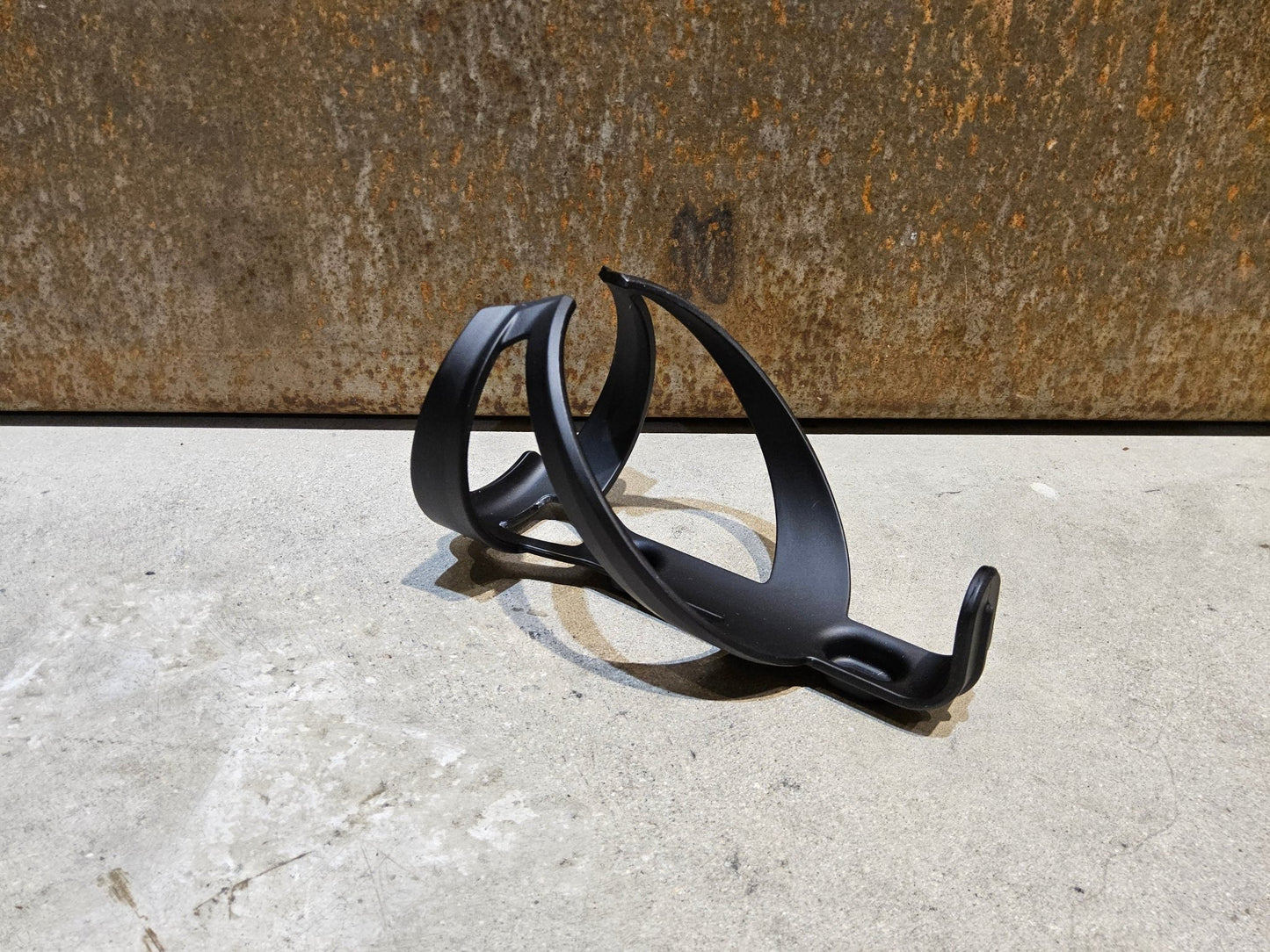 Trinkflaschen und Halter von Trek, TREK ELITE RECYCLED FLASCHENHALTER / BLACK MATT vor USEDBIKES - OB.DE Hintergrund