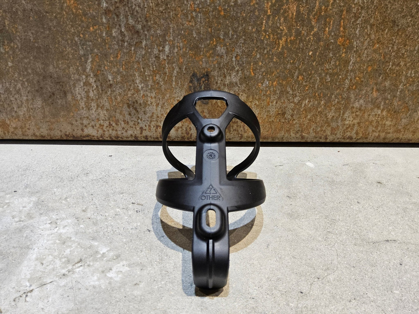 Trinkflaschen und Halter von Trek, TREK ELITE RECYCLED FLASCHENHALTER / BLACK MATT vor USEDBIKES - OB.DE Hintergrund