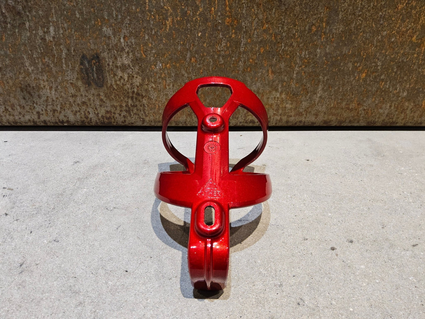 Trinkflaschen und Halter von Trek, TREK ELITE RECYCLED FLASCHENHALTER / CRIMSON DARK RED vor USEDBIKES - OB.DE Hintergrund