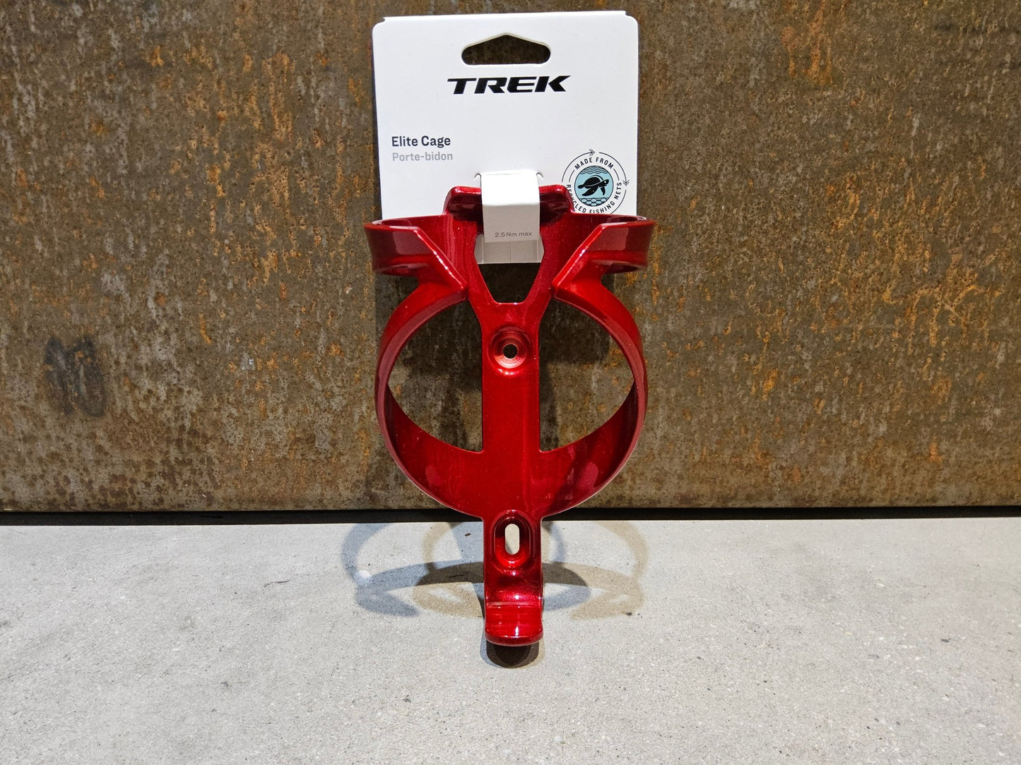 Trinkflaschen und Halter von Trek, TREK ELITE RECYCLED FLASCHENHALTER / CRIMSON DARK RED vor USEDBIKES - OB.DE Hintergrund