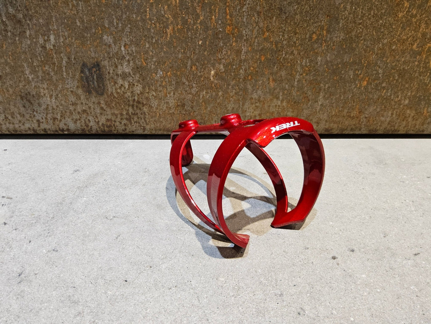 Trinkflaschen und Halter von Trek, TREK ELITE RECYCLED FLASCHENHALTER / CRIMSON DARK RED vor USEDBIKES - OB.DE Hintergrund