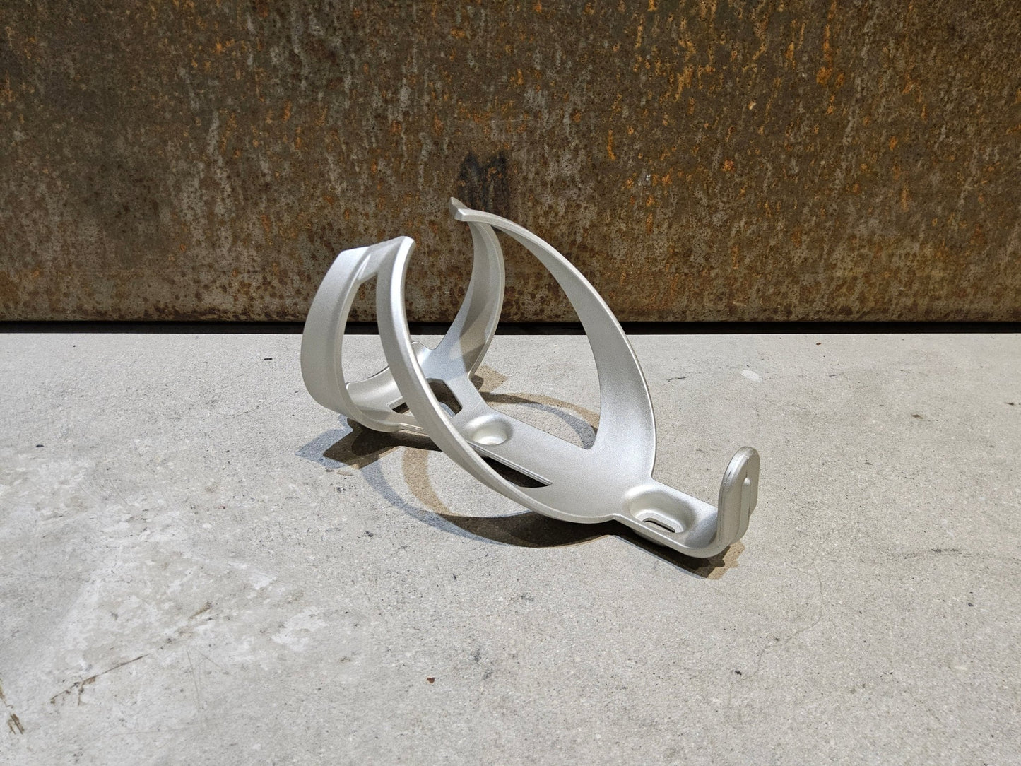 Trinkflaschen und Halter von Trek, TREK ELITE RECYCLED FLASCHENHALTER / LUNAR SILVER vor USEDBIKES - OB.DE Hintergrund