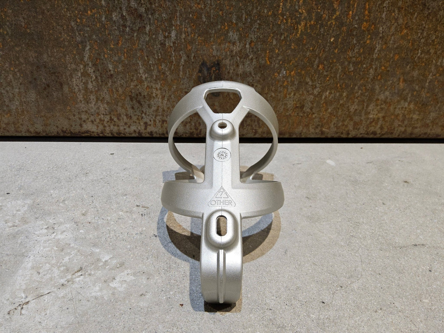 Trinkflaschen und Halter von Trek, TREK ELITE RECYCLED FLASCHENHALTER / LUNAR SILVER vor USEDBIKES - OB.DE Hintergrund