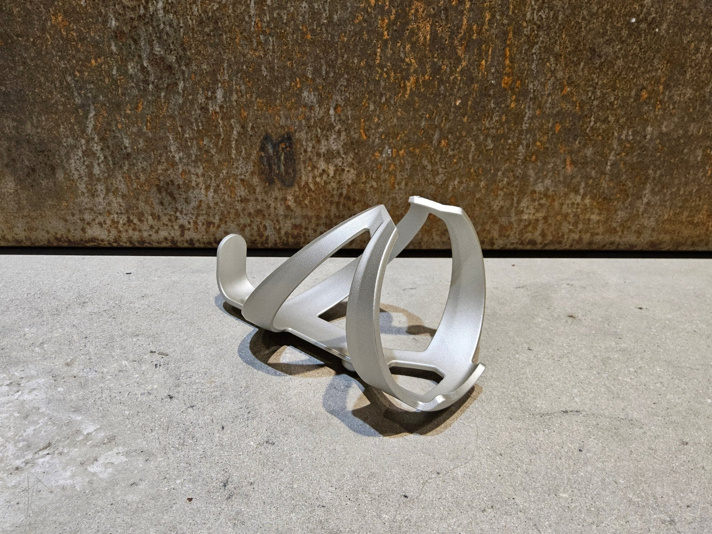 Trinkflaschen und Halter von Trek, TREK ELITE RECYCLED FLASCHENHALTER / LUNAR SILVER vor USEDBIKES - OB.DE Hintergrund