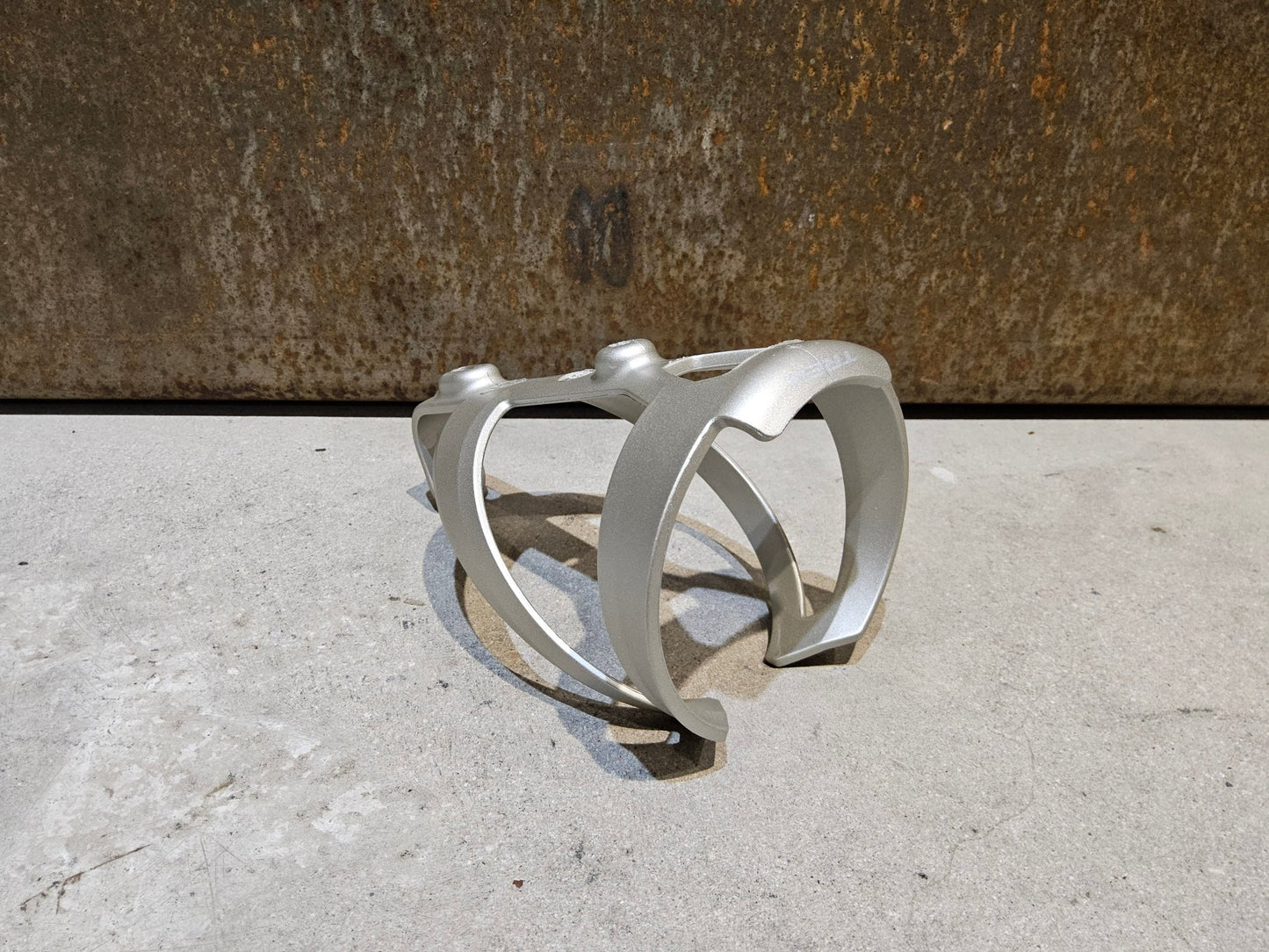 Trinkflaschen und Halter von Trek, TREK ELITE RECYCLED FLASCHENHALTER / LUNAR SILVER vor USEDBIKES - OB.DE Hintergrund