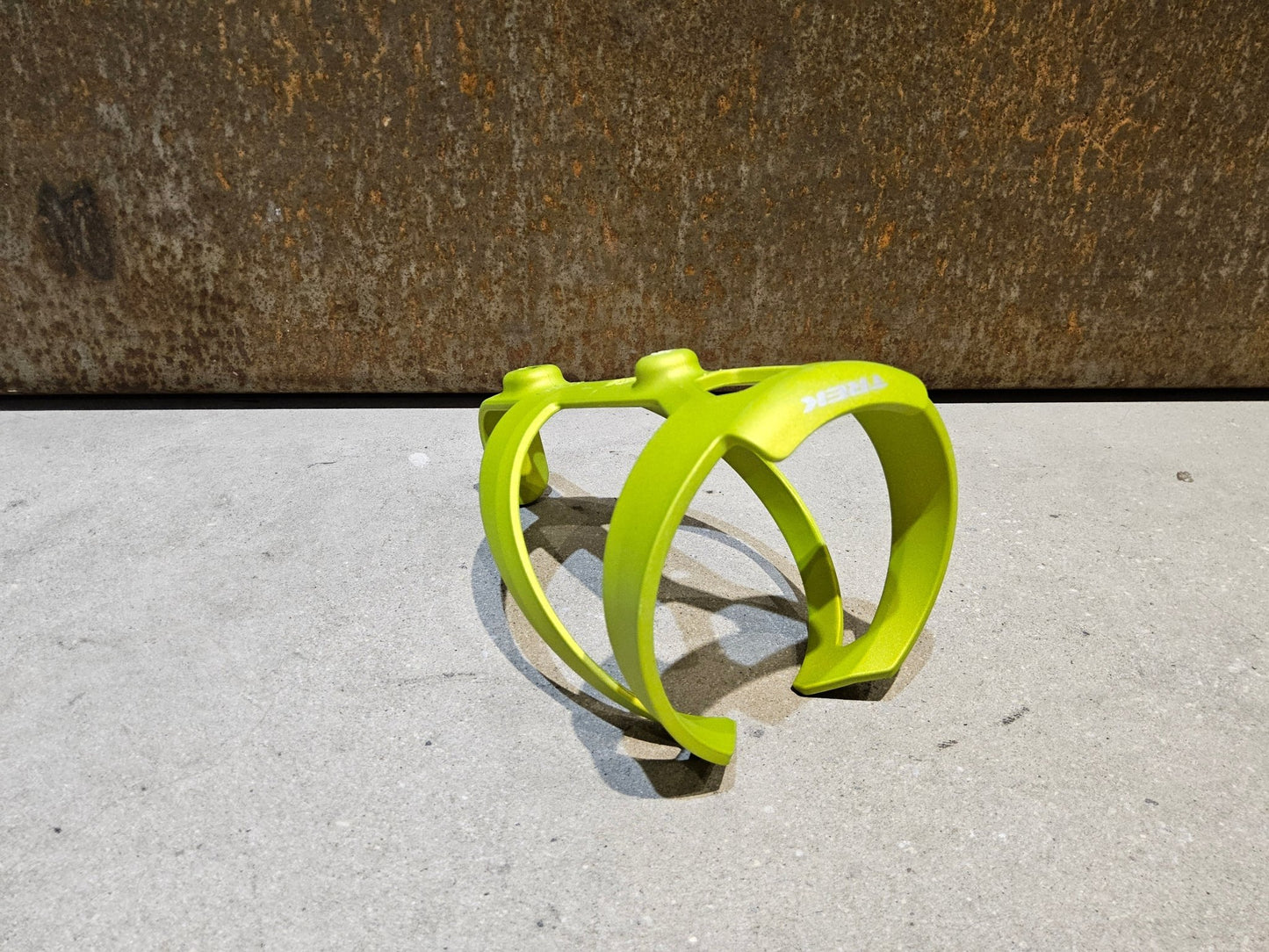 Trinkflaschen und Halter von Trek, TREK ELITE RECYCLED FLASCHENHALTER / POWER SURGE vor USEDBIKES - OB.DE Hintergrund