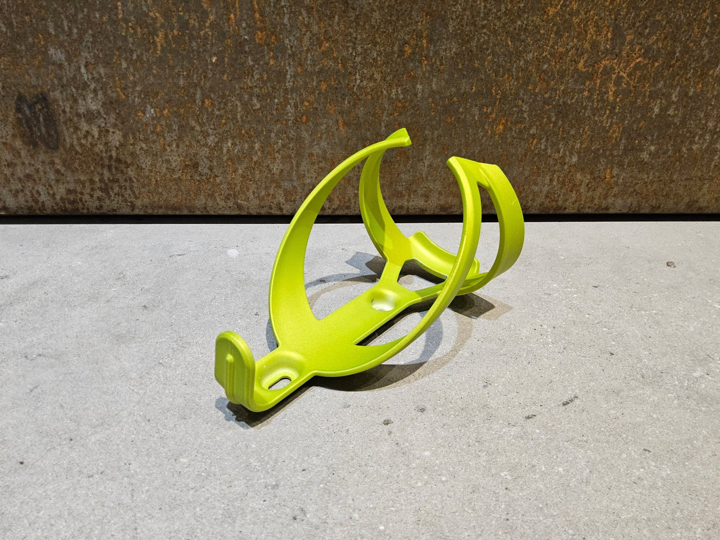 Trinkflaschen und Halter von Trek, TREK ELITE RECYCLED FLASCHENHALTER / POWER SURGE vor USEDBIKES - OB.DE Hintergrund