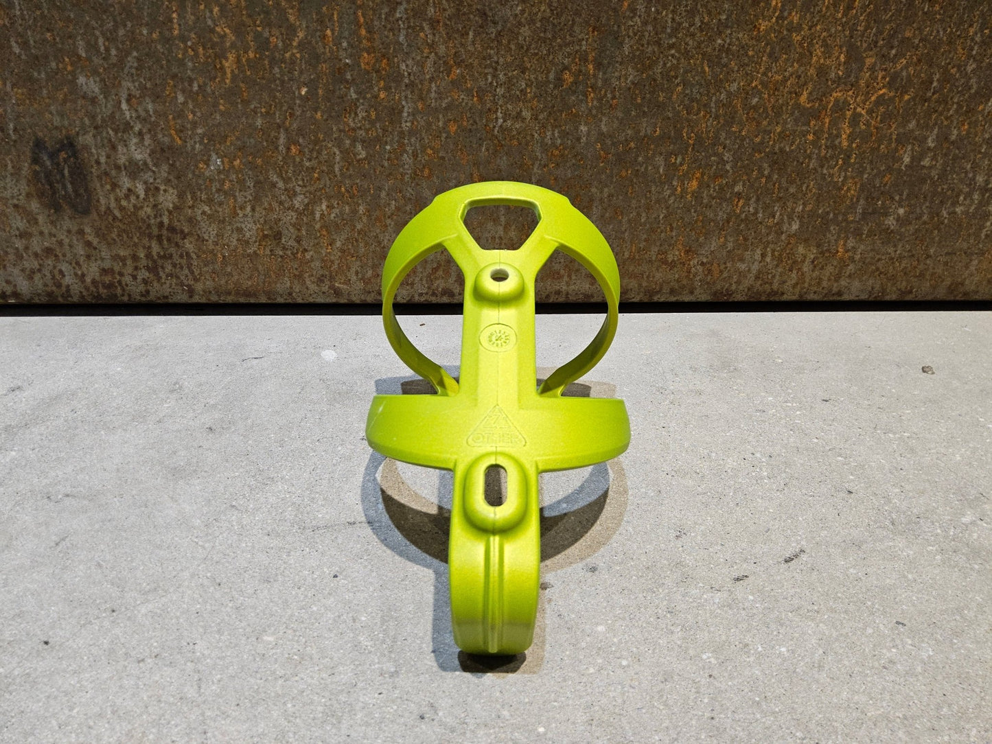 Trinkflaschen und Halter von Trek, TREK ELITE RECYCLED FLASCHENHALTER / POWER SURGE vor USEDBIKES - OB.DE Hintergrund