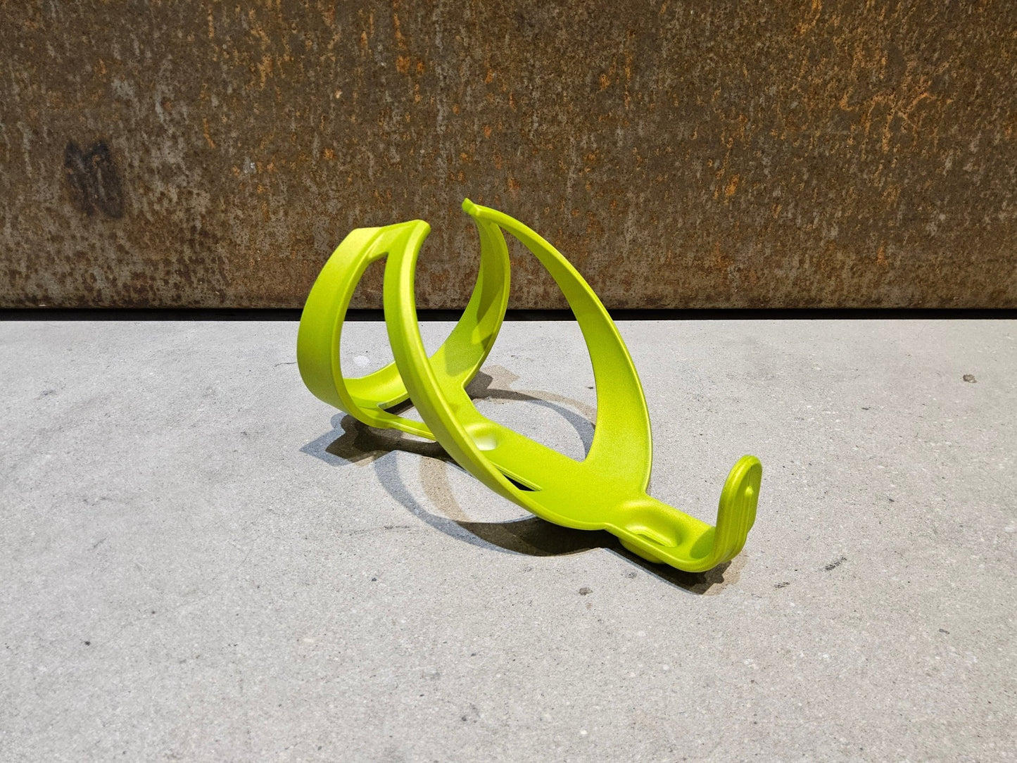 Trinkflaschen und Halter von Trek, TREK ELITE RECYCLED FLASCHENHALTER / POWER SURGE vor USEDBIKES - OB.DE Hintergrund