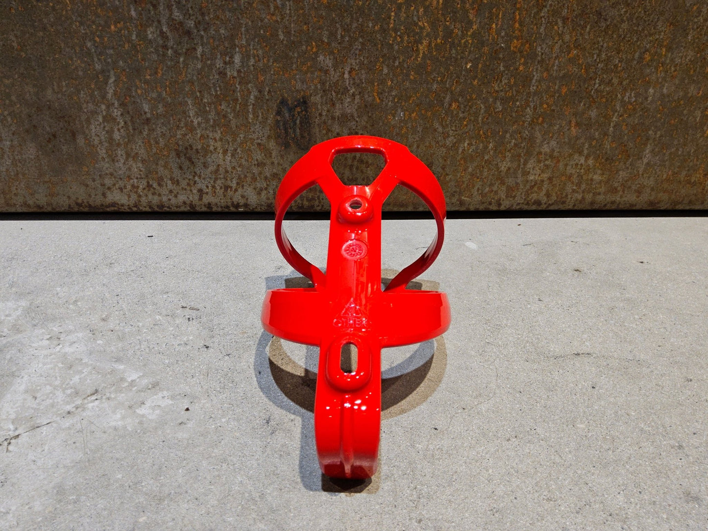 Trinkflaschen und Halter von Trek, TREK ELITE RECYCLED FLASCHENHALTER / RADIOACTIVE RED vor USEDBIKES - OB.DE Hintergrund