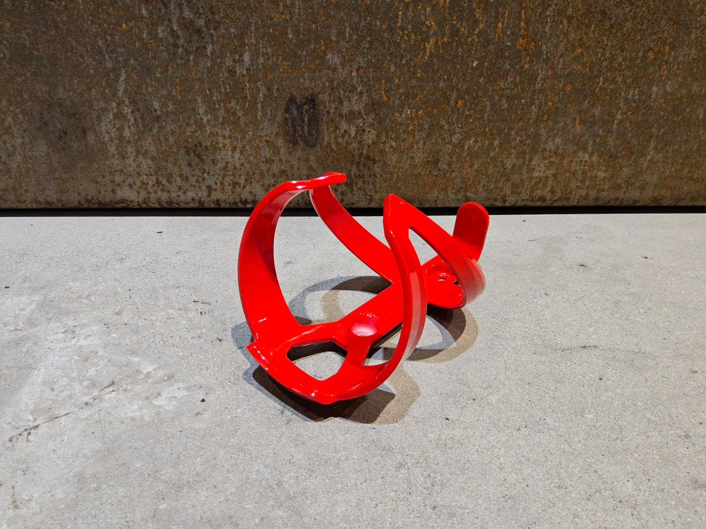 Trinkflaschen und Halter von Trek, TREK ELITE RECYCLED FLASCHENHALTER / RADIOACTIVE RED vor USEDBIKES - OB.DE Hintergrund