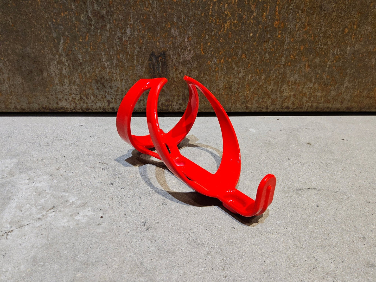 Trinkflaschen und Halter von Trek, TREK ELITE RECYCLED FLASCHENHALTER / RADIOACTIVE RED vor USEDBIKES - OB.DE Hintergrund