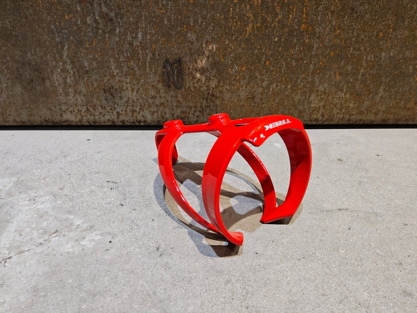 Trinkflaschen und Halter von Trek, TREK ELITE RECYCLED FLASCHENHALTER / RADIOACTIVE RED vor USEDBIKES - OB.DE Hintergrund