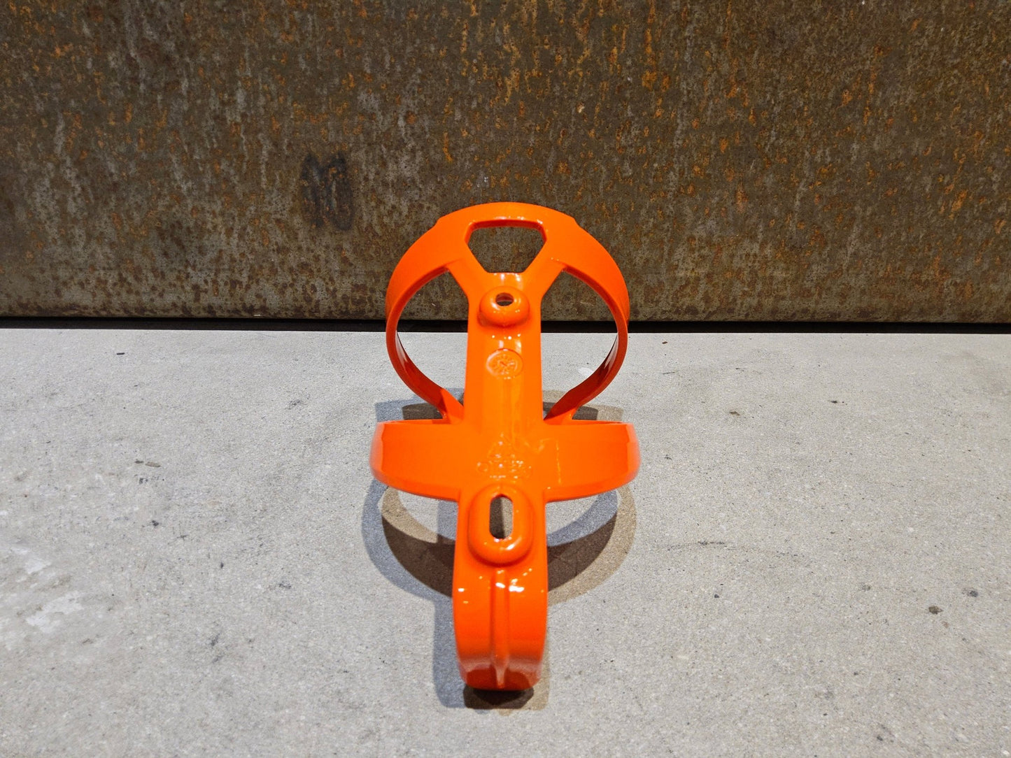 Trinkflaschen und Halter von Trek, TREK ELITE RECYCLED FLASCHENHALTER / ROARANGE vor USEDBIKES - OB.DE Hintergrund
