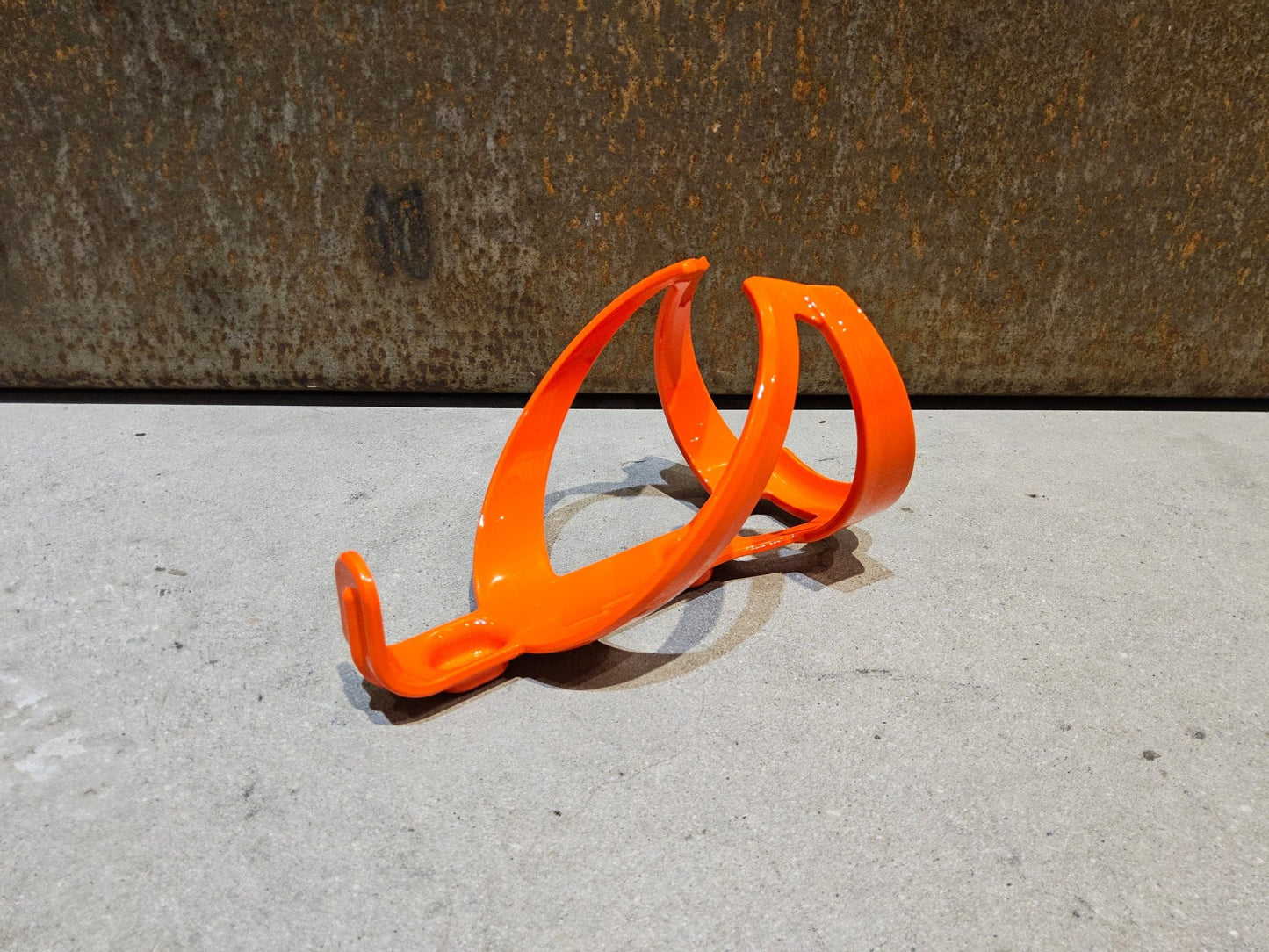 Trinkflaschen und Halter von Trek, TREK ELITE RECYCLED FLASCHENHALTER / ROARANGE vor USEDBIKES - OB.DE Hintergrund