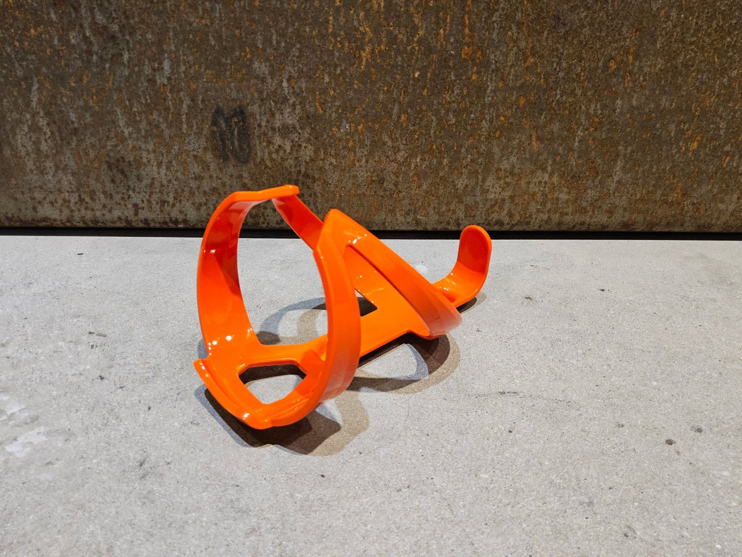 Trinkflaschen und Halter von Trek, TREK ELITE RECYCLED FLASCHENHALTER / ROARANGE vor USEDBIKES - OB.DE Hintergrund