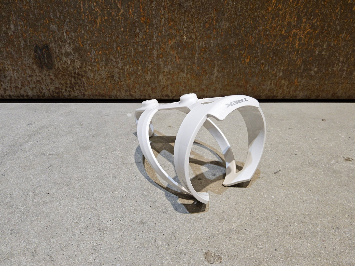 Trinkflaschen und Halter von Trek, TREK ELITE RECYCLED FLASCHENHALTER / WHITE vor USEDBIKES - OB.DE Hintergrund