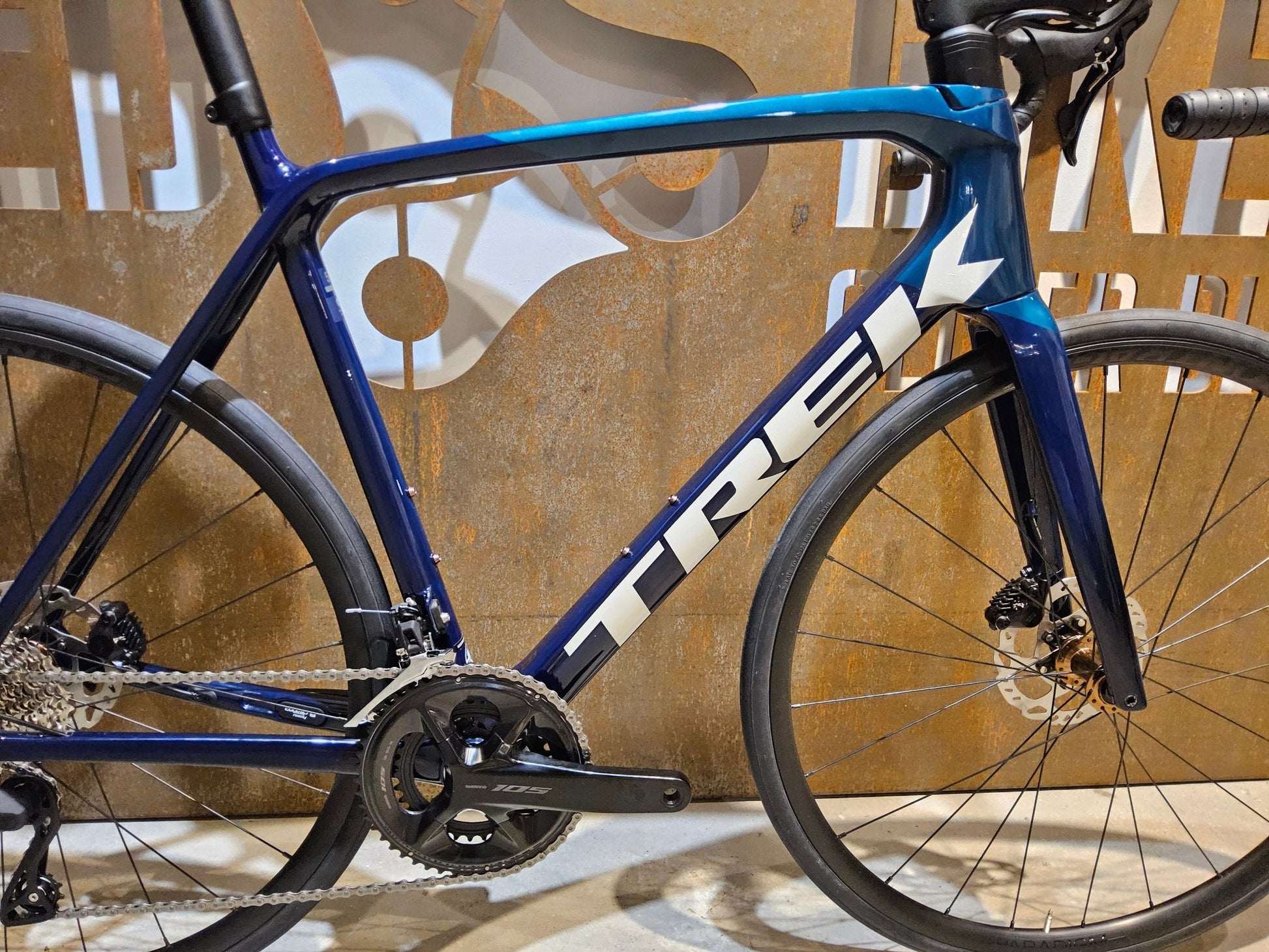 Rennrad von Trek, TREK EMONDA SL 5 / NAVY SMOKE / DARK AQUATIC / 58CM in variant_title vor USEDBIKES - OB.DE Hintergrund