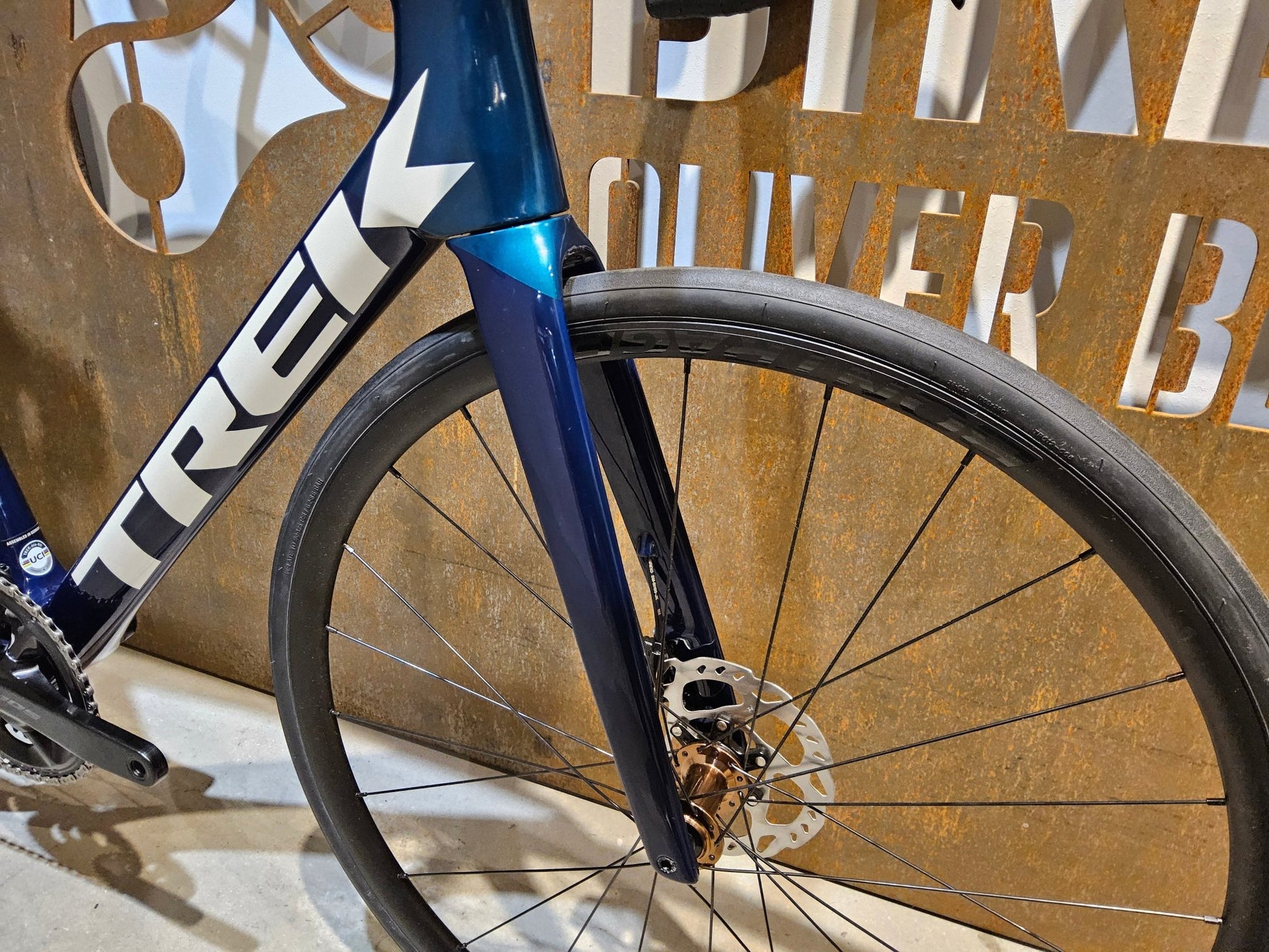 Rennrad von Trek, TREK EMONDA SL 5 / NAVY SMOKE / DARK AQUATIC / 58CM in variant_title vor USEDBIKES - OB.DE Hintergrund