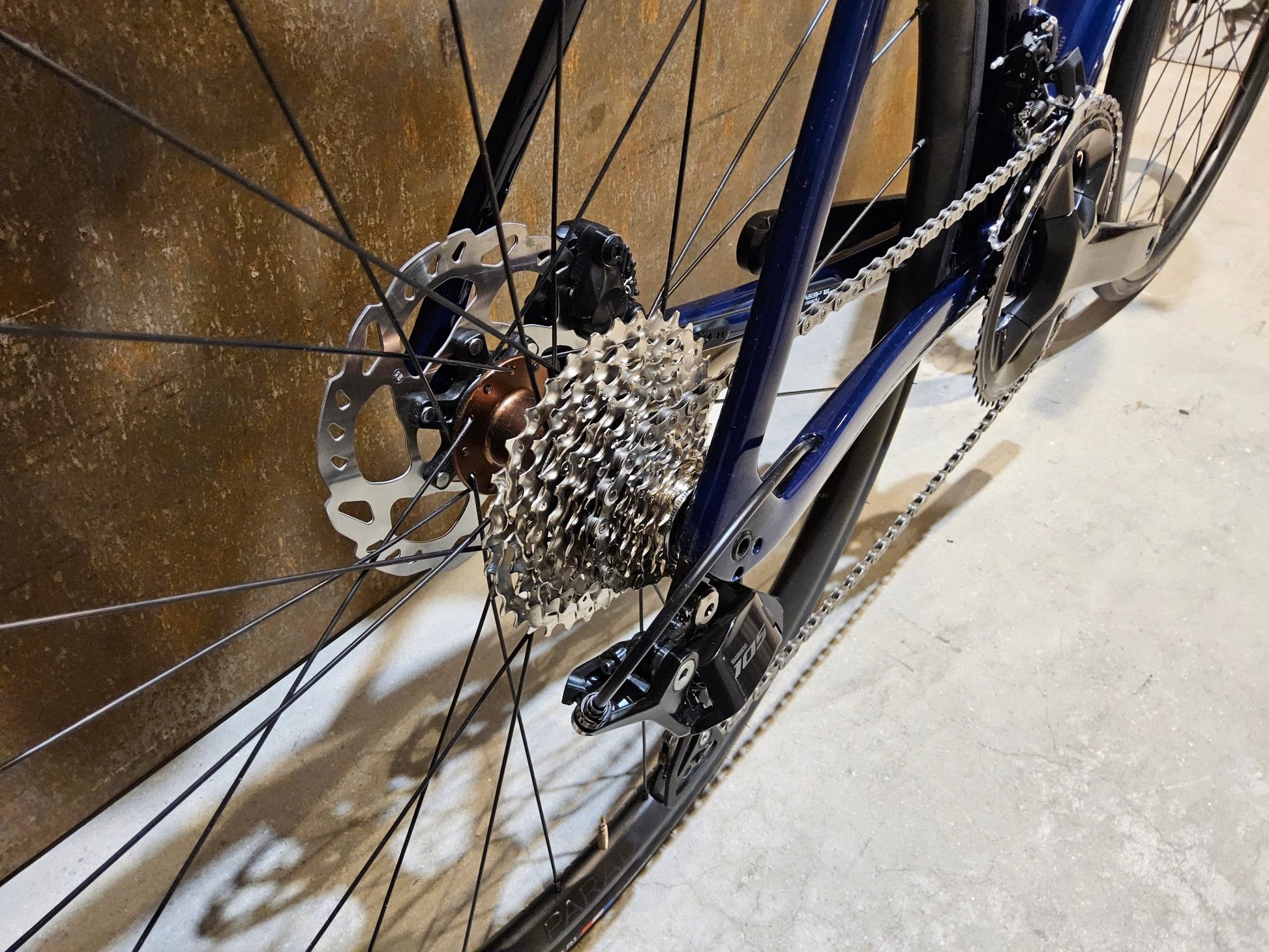 Rennrad von Trek, TREK EMONDA SL 5 / NAVY SMOKE / DARK AQUATIC / 58CM in variant_title vor USEDBIKES - OB.DE Hintergrund