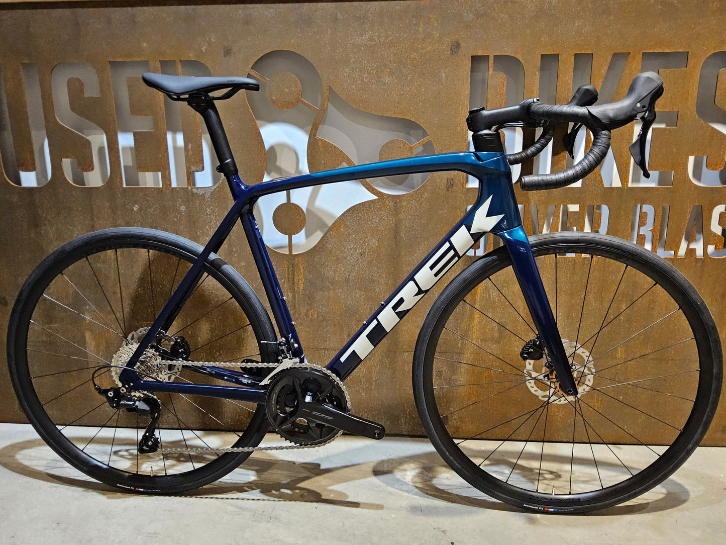 Rennrad von Trek, TREK EMONDA SL 5 / NAVY SMOKE / DARK AQUATIC / 58CM in variant_title vor USEDBIKES - OB.DE Hintergrund