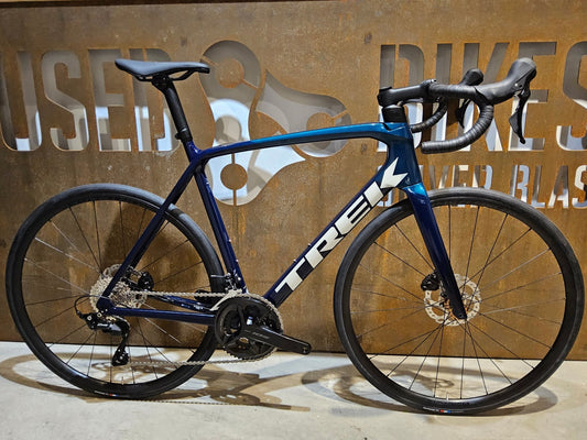 Rennrad von Trek, TREK EMONDA SL 5 / NAVY SMOKE / DARK AQUATIC / 58CM in variant_title vor USEDBIKES - OB.DE Hintergrund