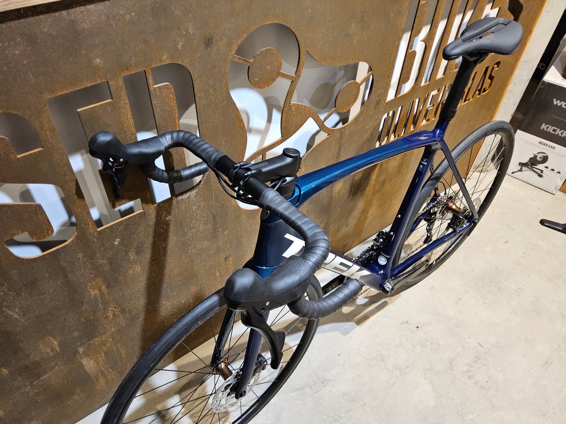 Rennrad von Trek, TREK EMONDA SL 5 / NAVY SMOKE / DARK AQUATIC / 58CM in variant_title vor USEDBIKES - OB.DE Hintergrund