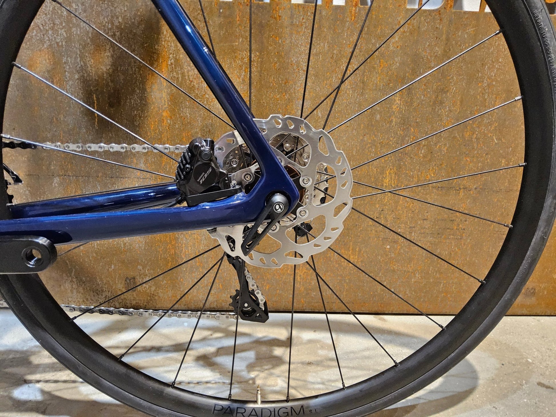 Rennrad von Trek, TREK EMONDA SL 5 / NAVY SMOKE / DARK AQUATIC / 58CM in variant_title vor USEDBIKES - OB.DE Hintergrund