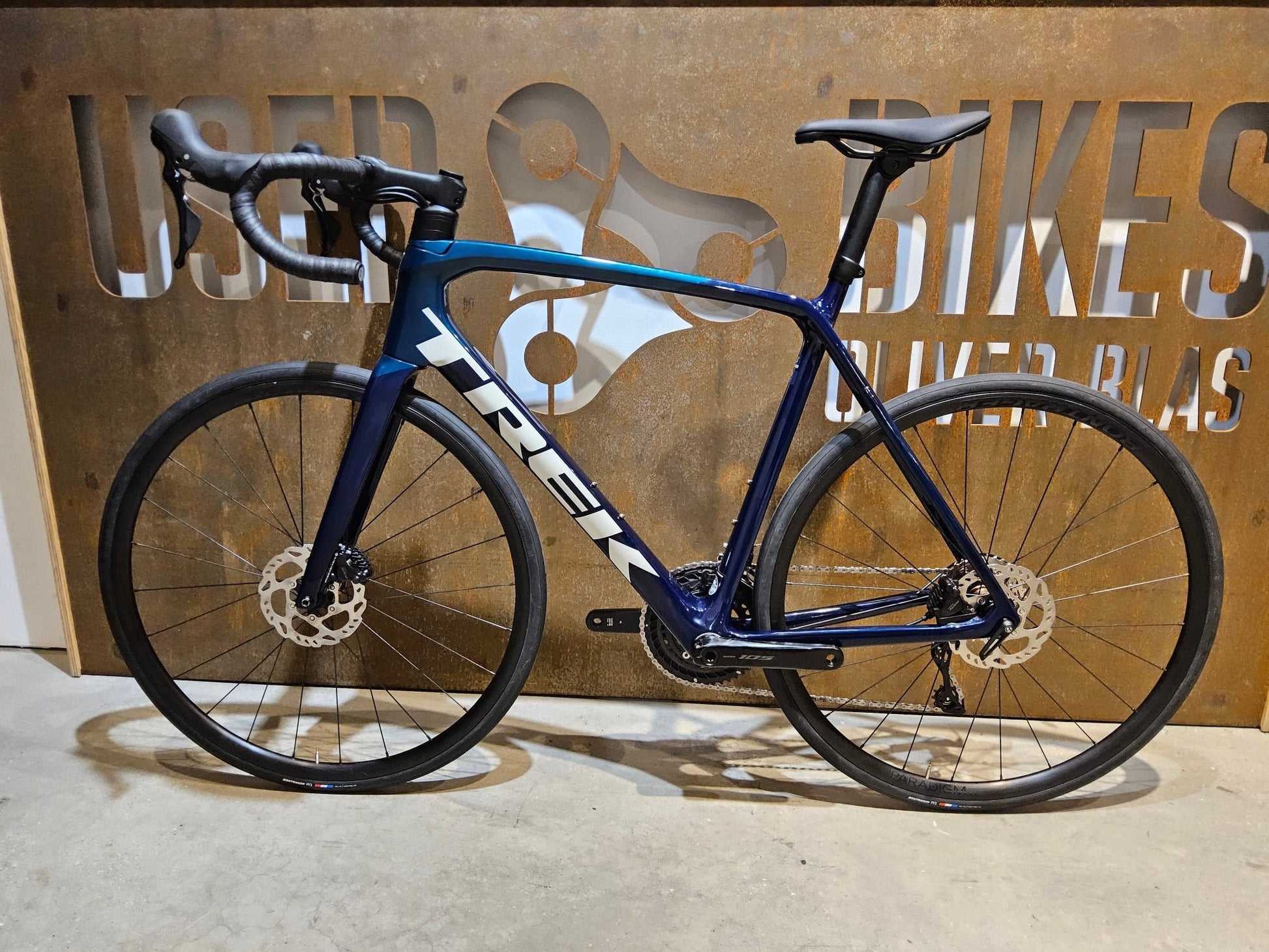 Rennrad von Trek, TREK EMONDA SL 5 / NAVY SMOKE / DARK AQUATIC / 58CM in variant_title vor USEDBIKES - OB.DE Hintergrund