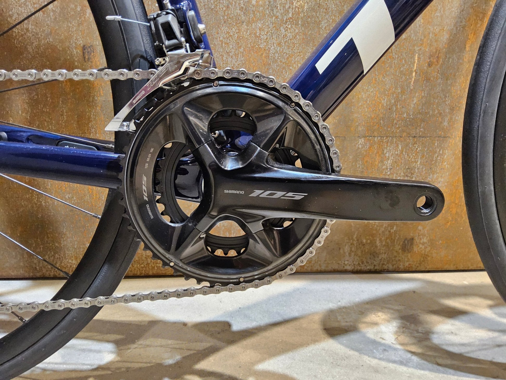 Rennrad von Trek, TREK EMONDA SL 5 / NAVY SMOKE / DARK AQUATIC / 58CM in variant_title vor USEDBIKES - OB.DE Hintergrund