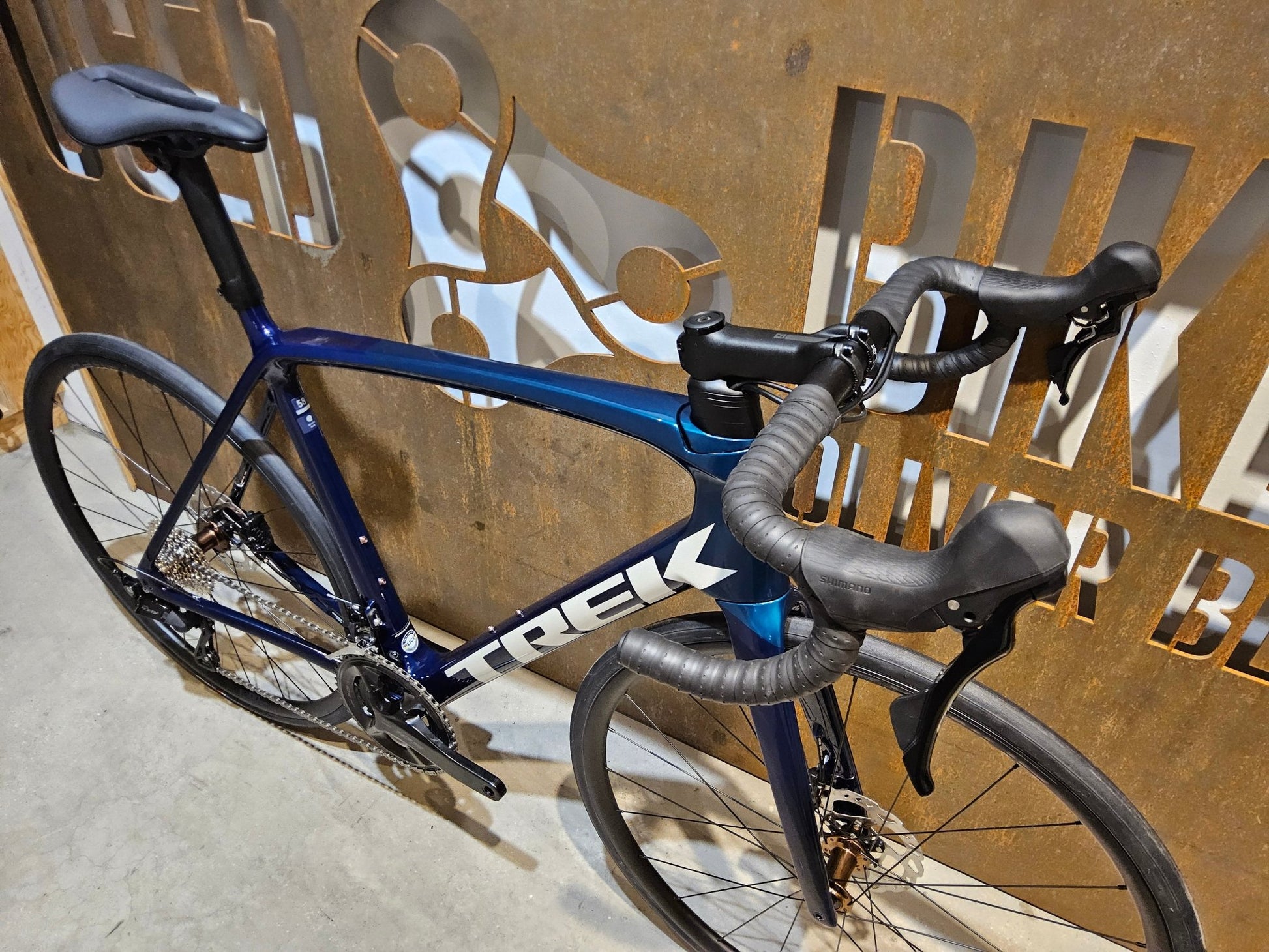 Rennrad von Trek, TREK EMONDA SL 5 / NAVY SMOKE / DARK AQUATIC / 58CM in variant_title vor USEDBIKES - OB.DE Hintergrund