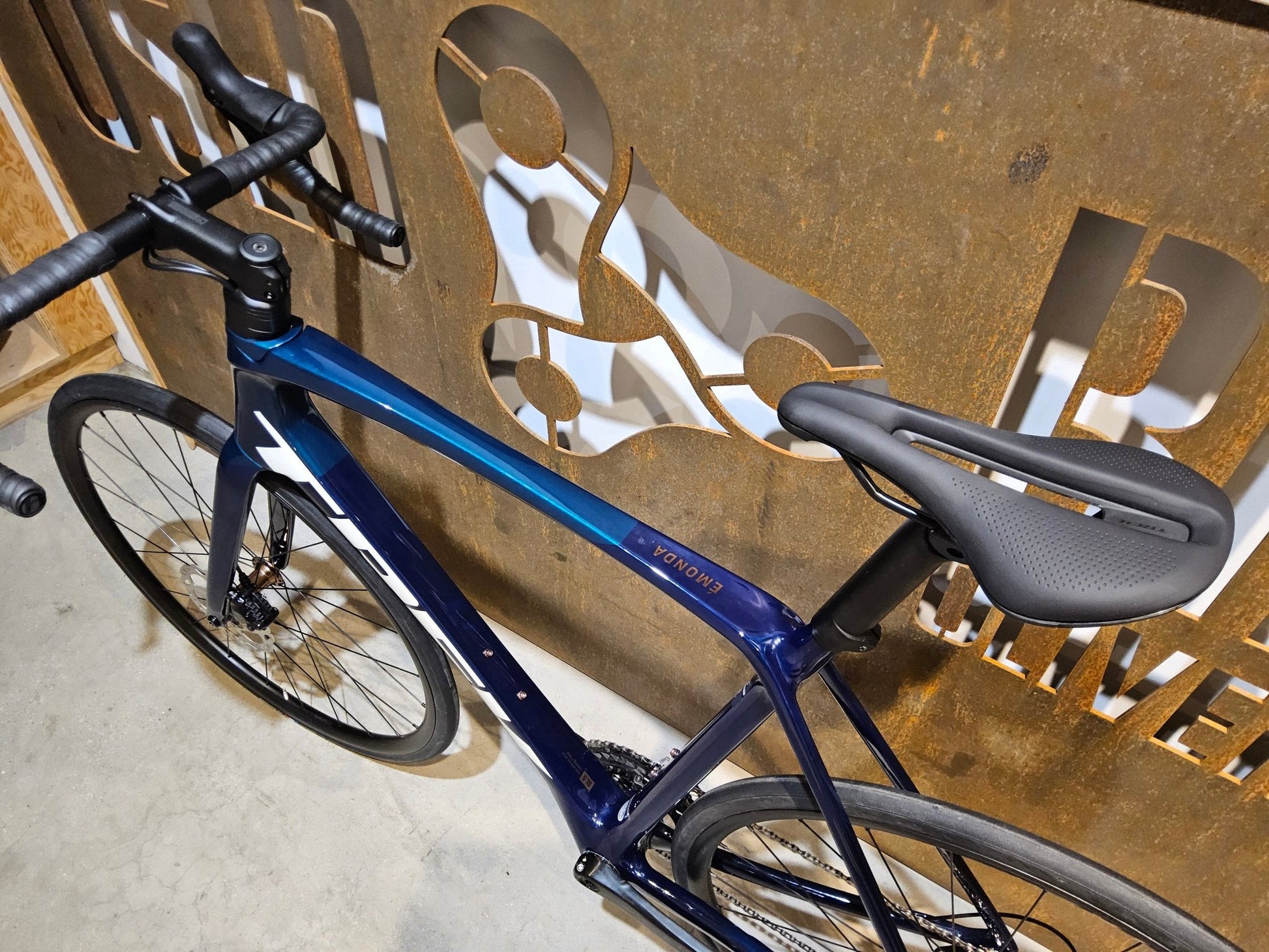 Rennrad von Trek, TREK EMONDA SL 5 / NAVY SMOKE / DARK AQUATIC / 58CM in variant_title vor USEDBIKES - OB.DE Hintergrund