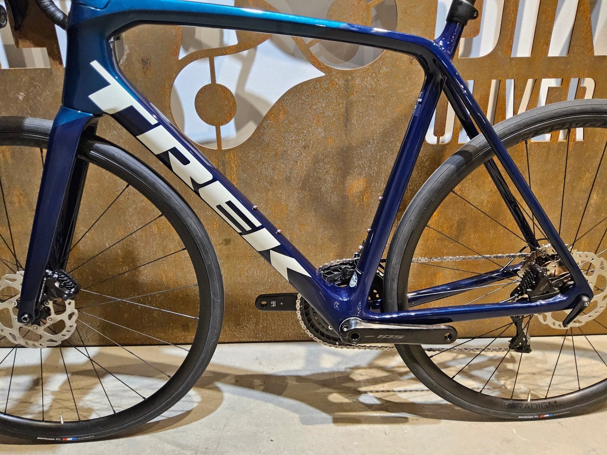 Rennrad von Trek, TREK EMONDA SL 5 / NAVY SMOKE / DARK AQUATIC / 58CM in variant_title vor USEDBIKES - OB.DE Hintergrund