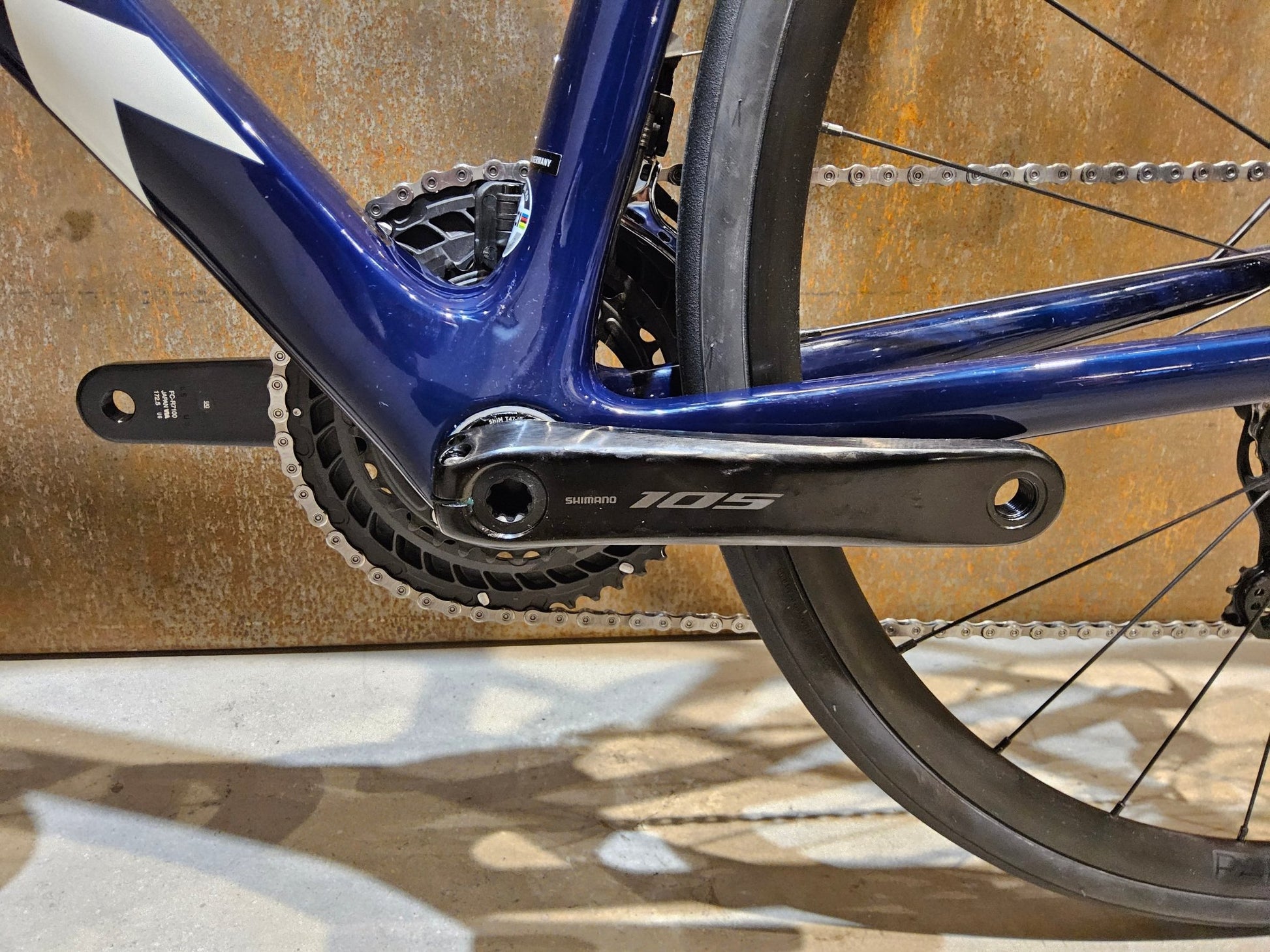 Rennrad von Trek, TREK EMONDA SL 5 / NAVY SMOKE / DARK AQUATIC / 58CM in variant_title vor USEDBIKES - OB.DE Hintergrund