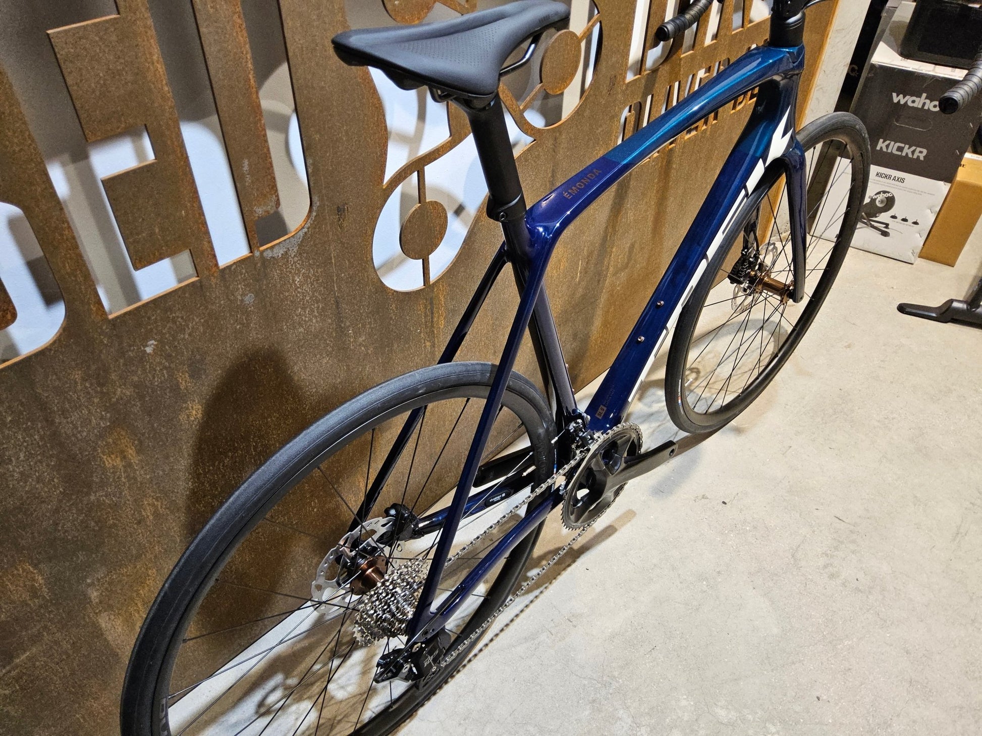 Rennrad von Trek, TREK EMONDA SL 5 / NAVY SMOKE / DARK AQUATIC / 58CM in variant_title vor USEDBIKES - OB.DE Hintergrund