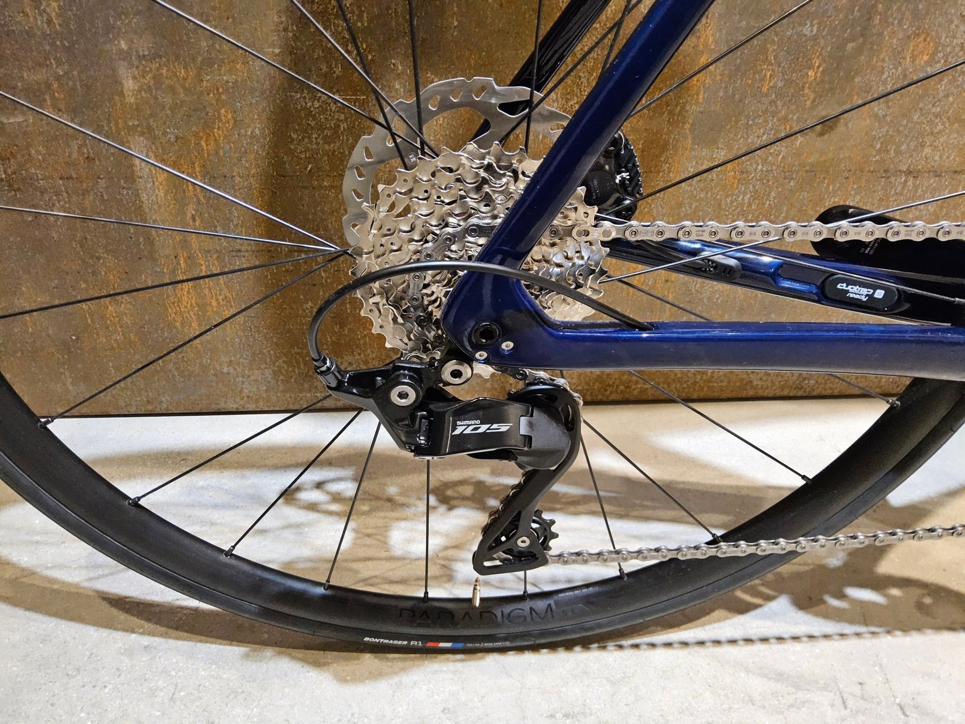 Rennrad von Trek, TREK EMONDA SL 5 / NAVY SMOKE / DARK AQUATIC / 58CM in variant_title vor USEDBIKES - OB.DE Hintergrund