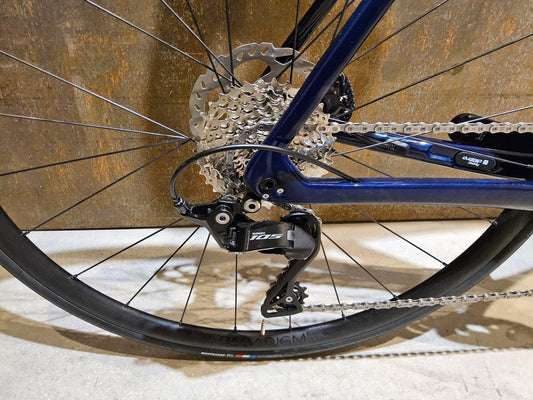 Rennrad von Trek, TREK EMONDA SL 5 / NAVY SMOKE / DARK AQUATIC / 58CM in variant_title vor USEDBIKES - OB.DE Hintergrund