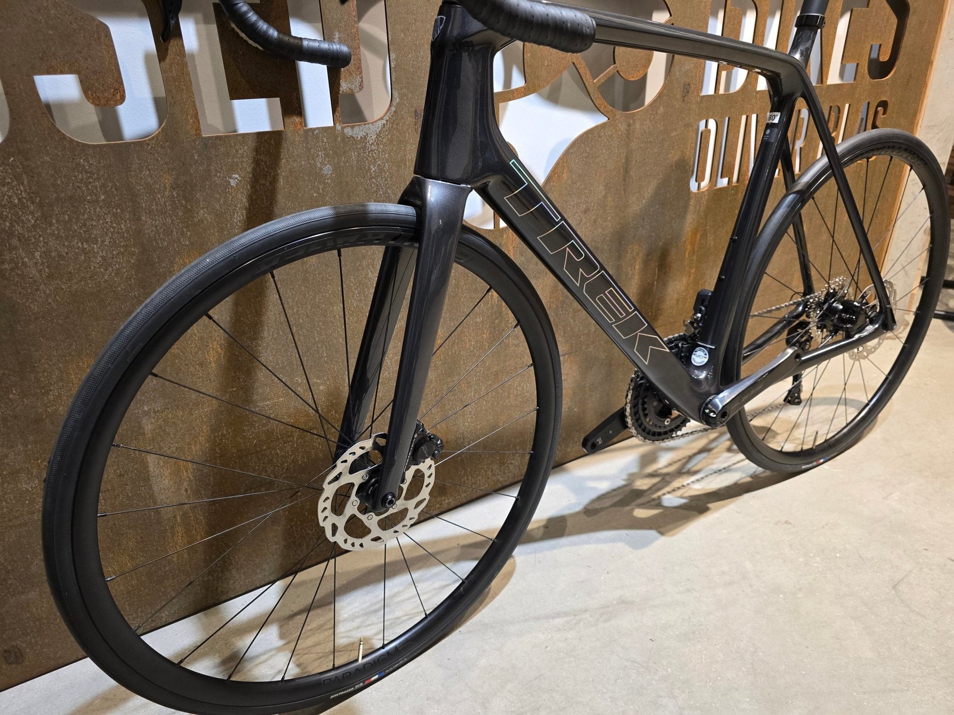 Rennrad von Trek, TREK EMONDA SL 6 PRO DI2 / CUSTOMBUILD / DNISTER BLACK / 60CM in variant_title vor USEDBIKES - OB.DE Hintergrund