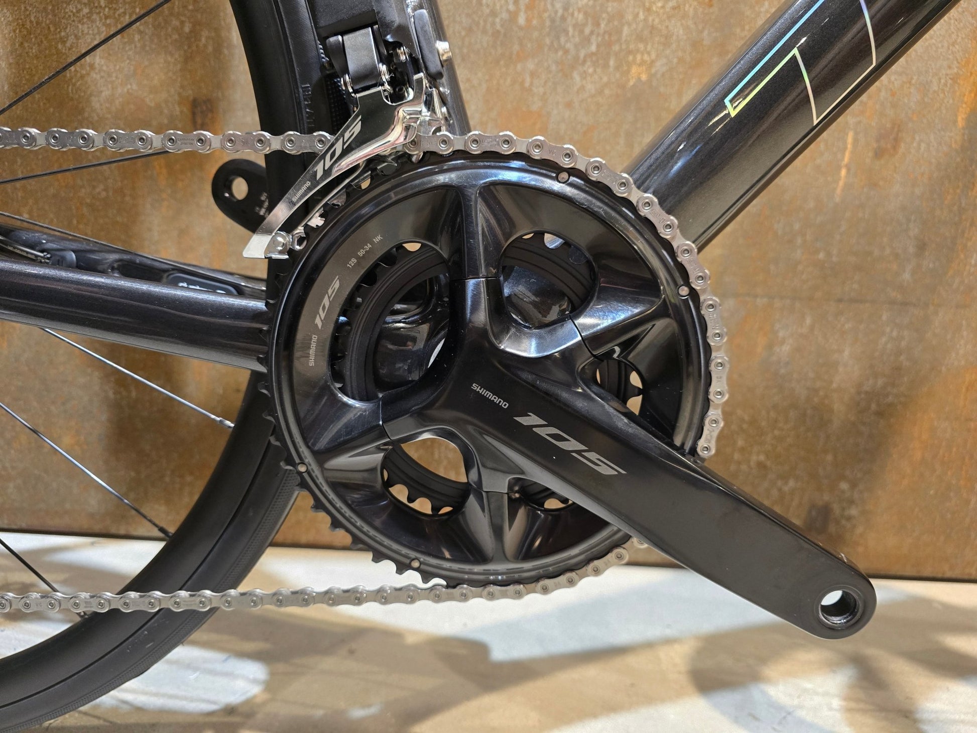 Rennrad von Trek, TREK EMONDA SL 6 PRO DI2 / CUSTOMBUILD / DNISTER BLACK / 60CM in variant_title vor USEDBIKES - OB.DE Hintergrund