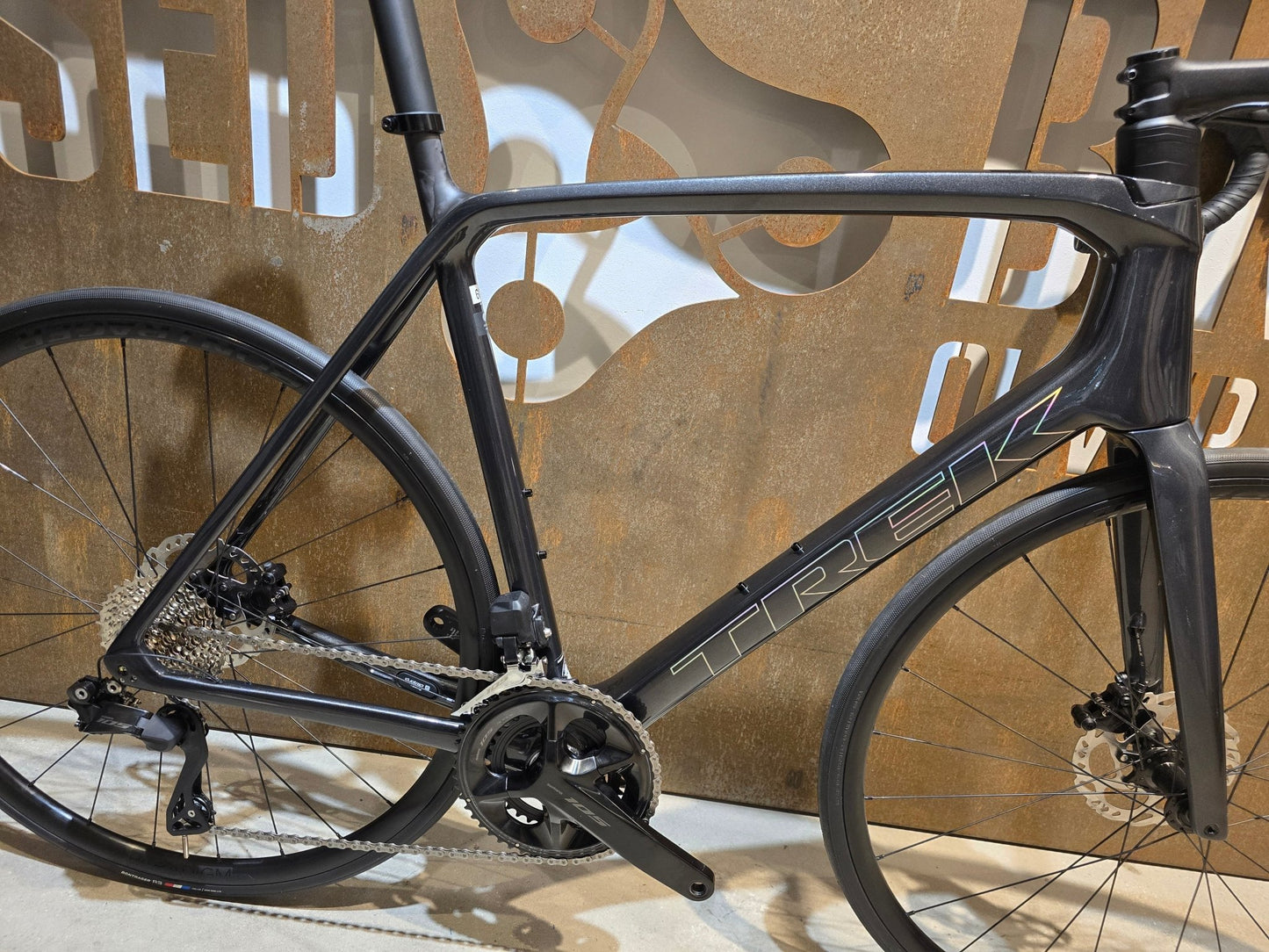 Rennrad von Trek, TREK EMONDA SL 6 PRO DI2 / CUSTOMBUILD / DNISTER BLACK / 60CM in variant_title vor USEDBIKES - OB.DE Hintergrund