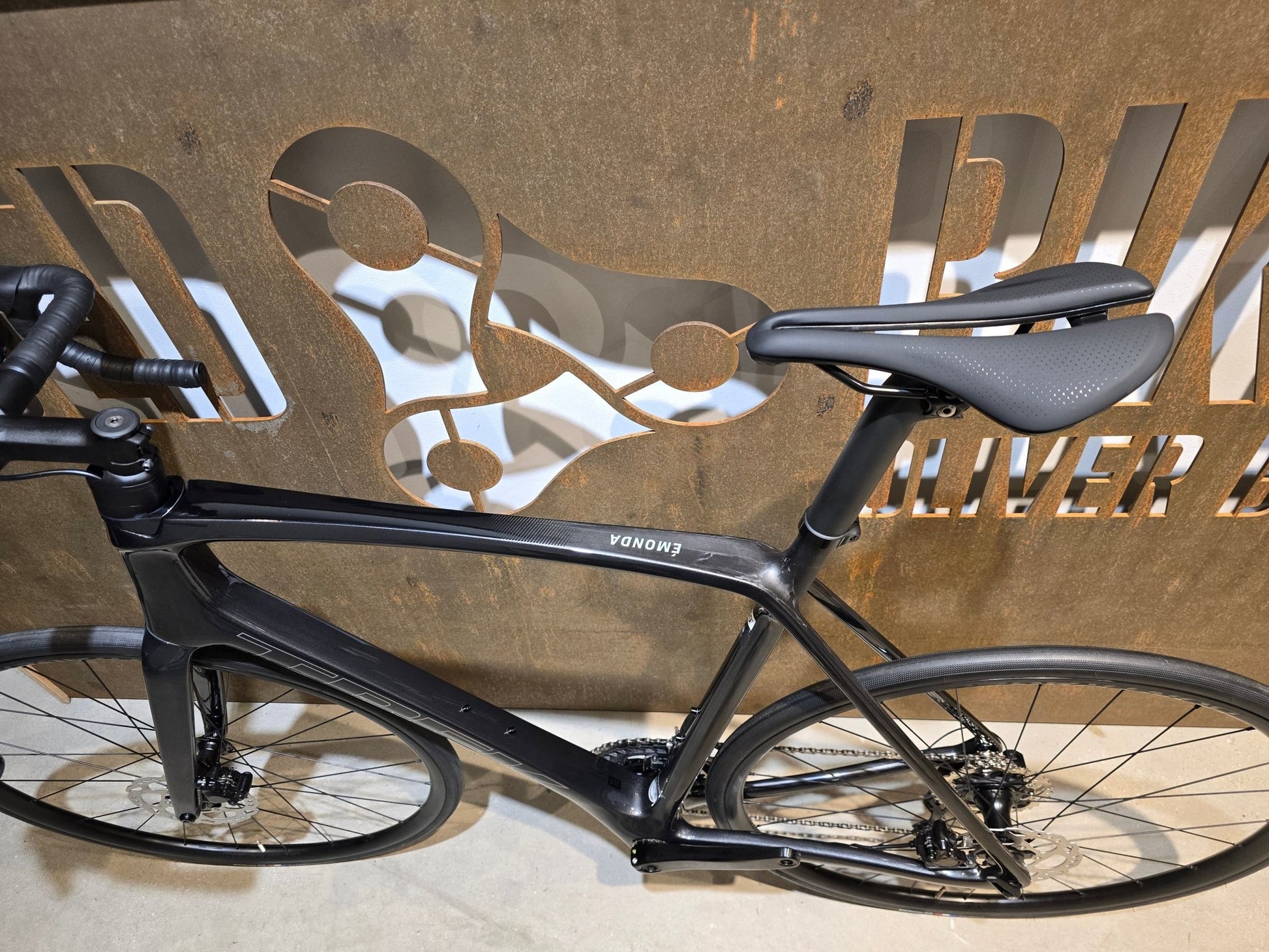 Rennrad von Trek, TREK EMONDA SL 6 PRO DI2 / CUSTOMBUILD / DNISTER BLACK / 60CM in variant_title vor USEDBIKES - OB.DE Hintergrund