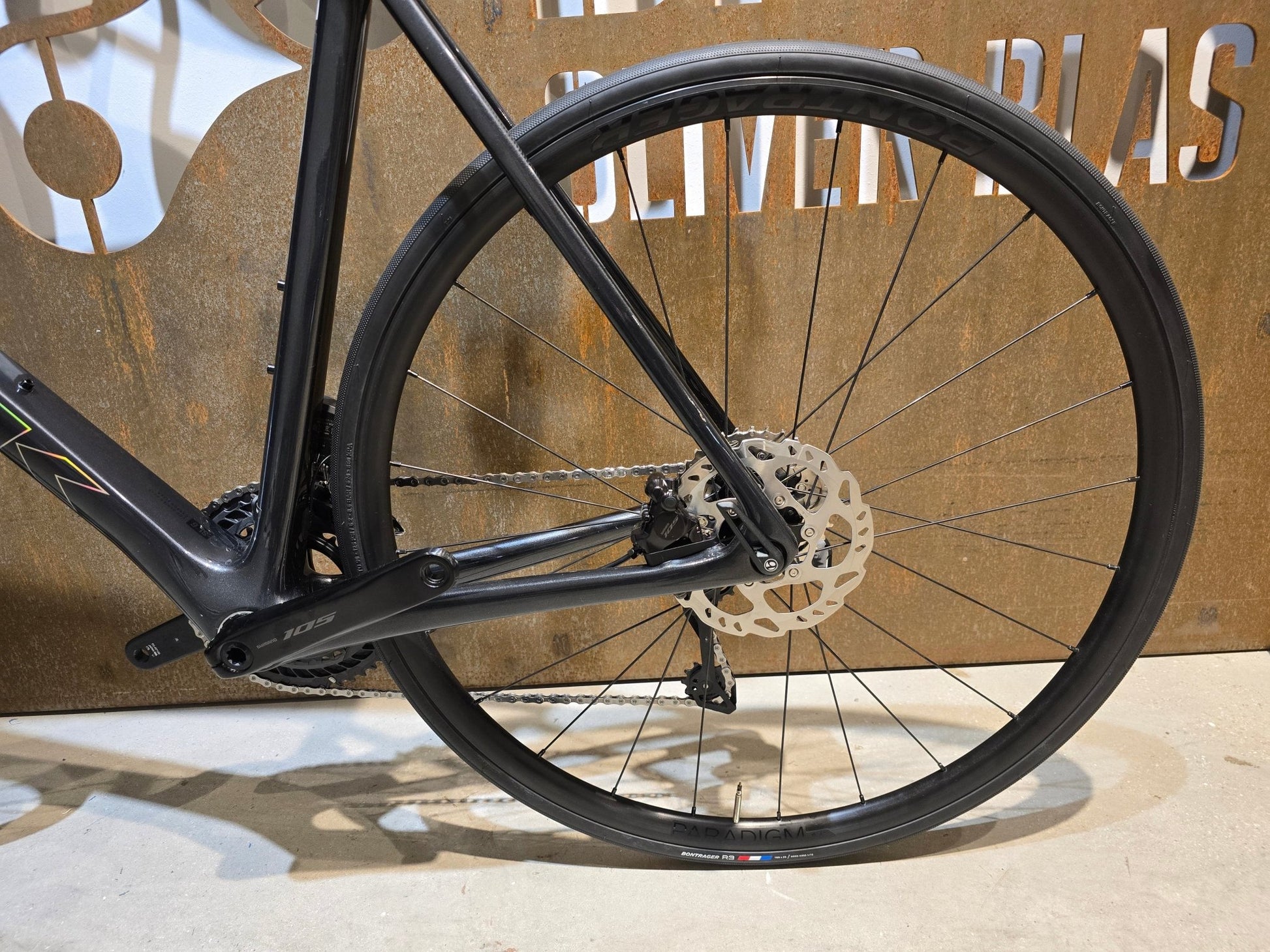 Rennrad von Trek, TREK EMONDA SL 6 PRO DI2 / CUSTOMBUILD / DNISTER BLACK / 60CM in variant_title vor USEDBIKES - OB.DE Hintergrund