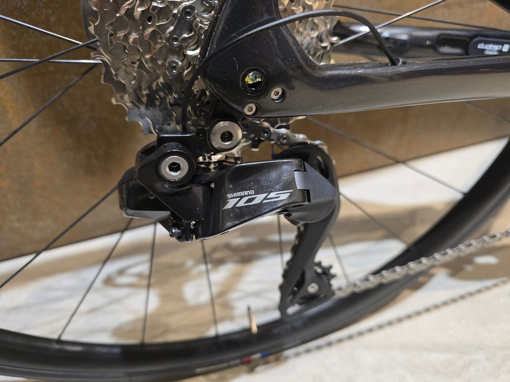 Rennrad von Trek, TREK EMONDA SL 6 PRO DI2 / CUSTOMBUILD / DNISTER BLACK / 60CM in variant_title vor USEDBIKES - OB.DE Hintergrund