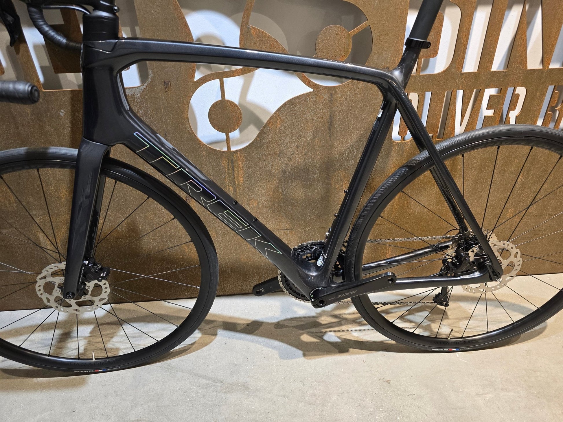 Rennrad von Trek, TREK EMONDA SL 6 PRO DI2 / CUSTOMBUILD / DNISTER BLACK / 60CM in variant_title vor USEDBIKES - OB.DE Hintergrund