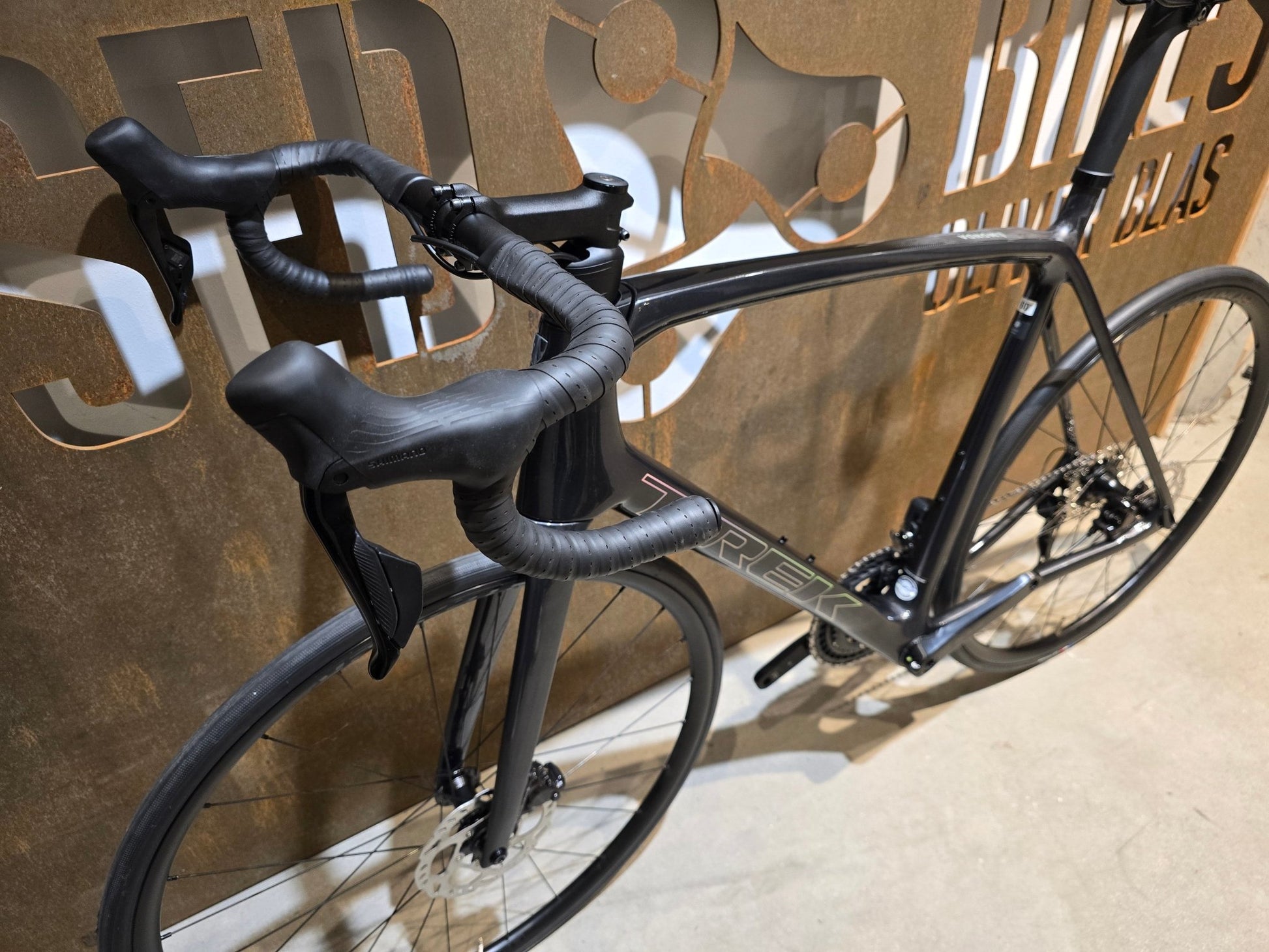 Rennrad von Trek, TREK EMONDA SL 6 PRO DI2 / CUSTOMBUILD / DNISTER BLACK / 60CM in variant_title vor USEDBIKES - OB.DE Hintergrund